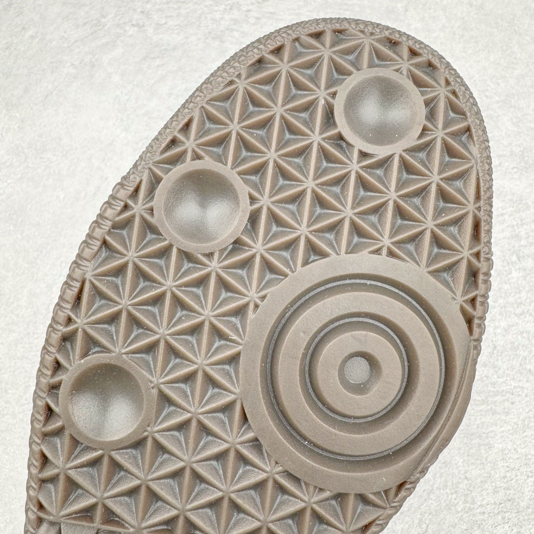 图片[18]-＃PB福利特价 AD Original Samba OG 复古经典轻便板鞋 白绿 IG1024 口碑大厂出品 品控大底版型不断改良更新 全套原纸板楦头开发 确保原汁原味 完美呈现版型 一比一鞋头弧度高度鞋身弧度 此版本只针对中端市场 皮料材质有所更替 其他数据细节工艺流程均保持一致 绝不口嗨 细节品控鞋型随意对比 正确烫金高频细节 原装纳米超迁皮料 独家私模橡胶大底 原盒原配 这款桑巴鞋展示了高质量的工艺 带有装饰的超锁缝制和无缝的手感 柔软、柔软的皮革造型和标志性的3条纹完成了精致的外观 正规合身鞋带 鞋面上有绒面鞋垫 橡胶鞋底 享受正畸套筒软感 自50年代首次亮相以来就一直在赢得粉丝的青睐 尺码：36 36.5 37.5 38 38.5 39 40 40.5 41 42 42.5 43 44 44.5 45 46-选品中心