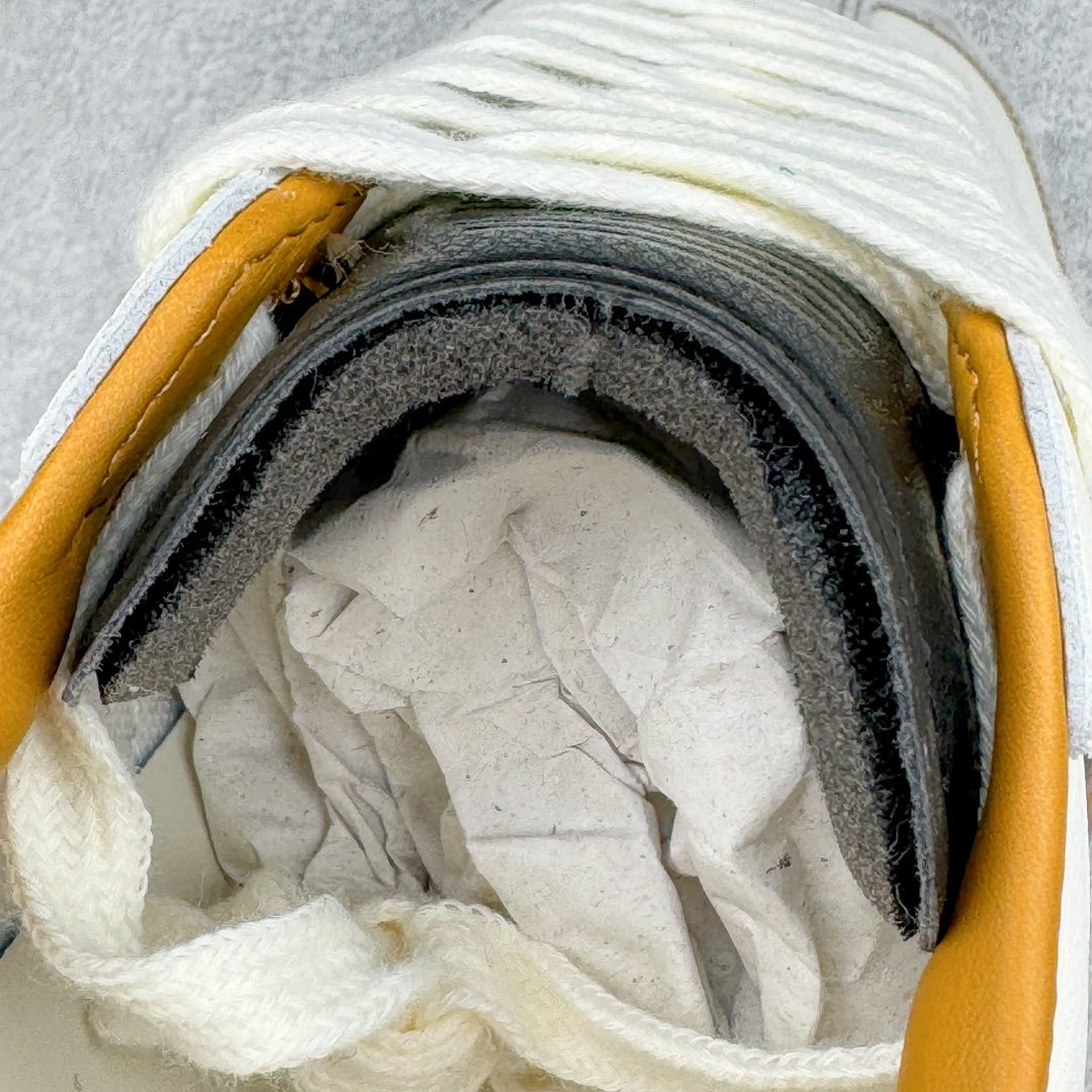 图片[15]-＃PB福利特价 JJJJound x AD Originals Samba Classic\\\”Studded Pack Black\\\”桑巴舞系列绅士德训足球风百搭低帮休闲运动板鞋 联名奶白灰黑 ID8708 口碑大厂出品 品控大底版型不断改良更新 全套原纸板楦头开发 确保原汁原味 完美呈现版型 一比一鞋头弧度高度鞋身弧度 此版本只针对中端市场 皮料材质有所更替 其他数据细节工艺流程均保持一致 绝不口嗨 细节品控鞋型随意对比 正确烫金高频细节 原装纳米超迁皮料 独家私模橡胶大底 原盒原配 这款桑巴鞋展示了高质量的工艺 带有装饰的超锁缝制和无缝的手感 柔软、柔软的皮革造型和标志性的3条纹完成了精致的外观 正规合身鞋带 鞋面上有绒面鞋垫 橡胶鞋底 享受正畸套筒软感 自50年代首次亮相以来就一直在赢得粉丝的青睐 尺码：36 36.5 37.5 38 38.5 39 40 40.5 41 42 42.5 43 44 44.5 45 46-选品中心