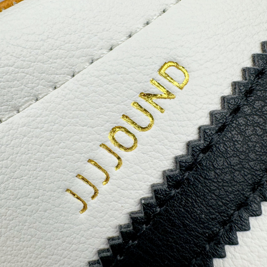 图片[21]-＃PB福利特价 JJJJound x AD Originals Samba Classic\\\”Studded Pack Black\\\”桑巴舞系列绅士德训足球风百搭低帮休闲运动板鞋 联名奶白灰黑 ID8708 口碑大厂出品 品控大底版型不断改良更新 全套原纸板楦头开发 确保原汁原味 完美呈现版型 一比一鞋头弧度高度鞋身弧度 此版本只针对中端市场 皮料材质有所更替 其他数据细节工艺流程均保持一致 绝不口嗨 细节品控鞋型随意对比 正确烫金高频细节 原装纳米超迁皮料 独家私模橡胶大底 原盒原配 这款桑巴鞋展示了高质量的工艺 带有装饰的超锁缝制和无缝的手感 柔软、柔软的皮革造型和标志性的3条纹完成了精致的外观 正规合身鞋带 鞋面上有绒面鞋垫 橡胶鞋底 享受正畸套筒软感 自50年代首次亮相以来就一直在赢得粉丝的青睐 尺码：36 36.5 37.5 38 38.5 39 40 40.5 41 42 42.5 43 44 44.5 45 46-选品中心