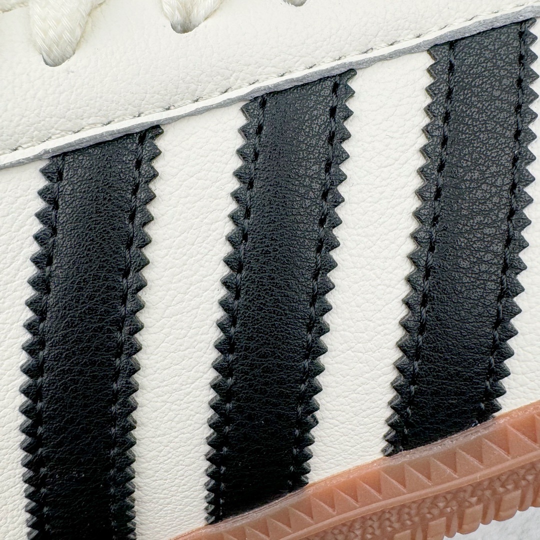 图片[20]-＃PB福利特价 JJJJound x AD Originals Samba Classic\\\”Studded Pack Black\\\”桑巴舞系列绅士德训足球风百搭低帮休闲运动板鞋 联名奶白灰黑 ID8708 口碑大厂出品 品控大底版型不断改良更新 全套原纸板楦头开发 确保原汁原味 完美呈现版型 一比一鞋头弧度高度鞋身弧度 此版本只针对中端市场 皮料材质有所更替 其他数据细节工艺流程均保持一致 绝不口嗨 细节品控鞋型随意对比 正确烫金高频细节 原装纳米超迁皮料 独家私模橡胶大底 原盒原配 这款桑巴鞋展示了高质量的工艺 带有装饰的超锁缝制和无缝的手感 柔软、柔软的皮革造型和标志性的3条纹完成了精致的外观 正规合身鞋带 鞋面上有绒面鞋垫 橡胶鞋底 享受正畸套筒软感 自50年代首次亮相以来就一直在赢得粉丝的青睐 尺码：36 36.5 37.5 38 38.5 39 40 40.5 41 42 42.5 43 44 44.5 45 46-选品中心