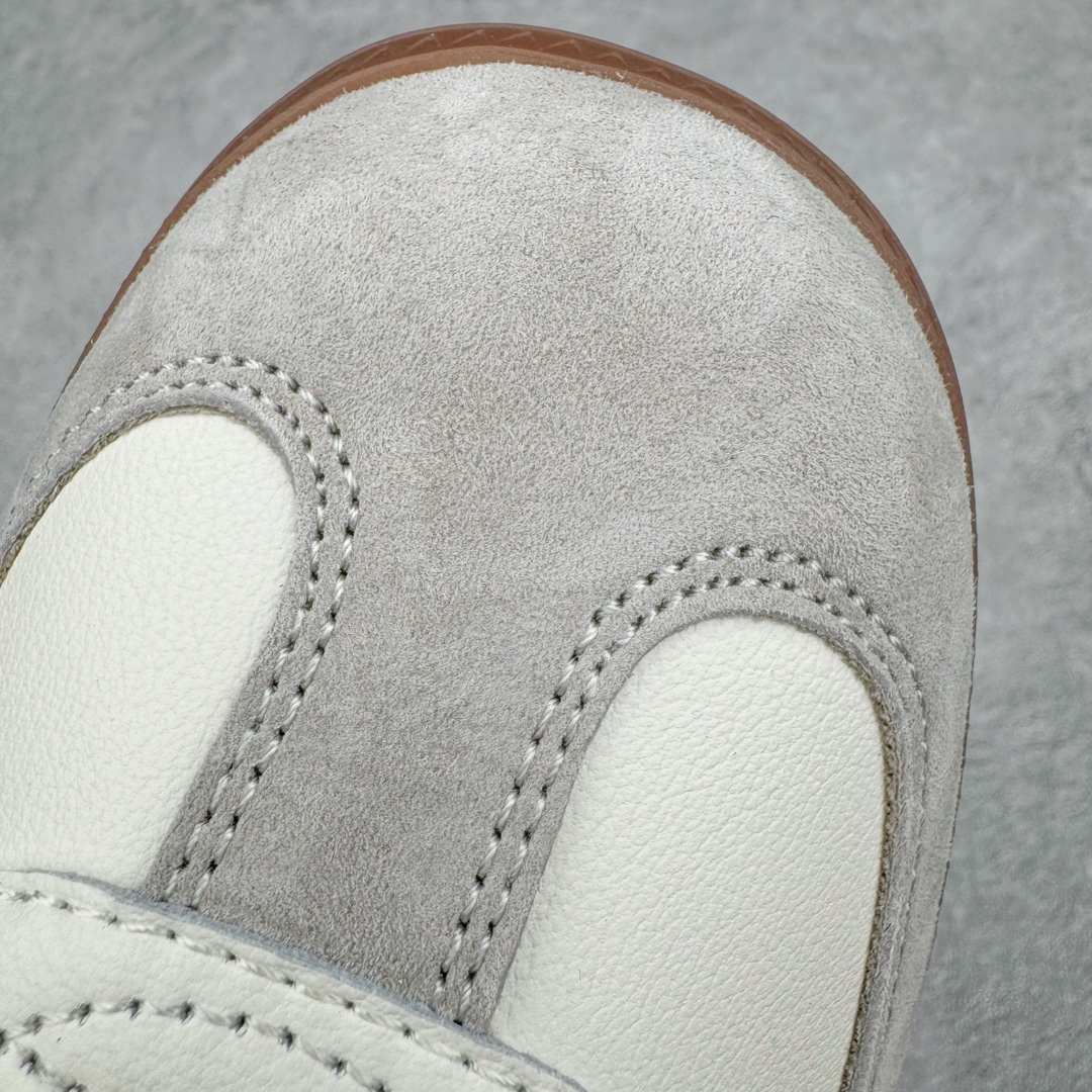 图片[19]-＃PB福利特价 JJJJound x AD Originals Samba Classic\\\”Studded Pack Black\\\”桑巴舞系列绅士德训足球风百搭低帮休闲运动板鞋 联名奶白灰黑 ID8708 口碑大厂出品 品控大底版型不断改良更新 全套原纸板楦头开发 确保原汁原味 完美呈现版型 一比一鞋头弧度高度鞋身弧度 此版本只针对中端市场 皮料材质有所更替 其他数据细节工艺流程均保持一致 绝不口嗨 细节品控鞋型随意对比 正确烫金高频细节 原装纳米超迁皮料 独家私模橡胶大底 原盒原配 这款桑巴鞋展示了高质量的工艺 带有装饰的超锁缝制和无缝的手感 柔软、柔软的皮革造型和标志性的3条纹完成了精致的外观 正规合身鞋带 鞋面上有绒面鞋垫 橡胶鞋底 享受正畸套筒软感 自50年代首次亮相以来就一直在赢得粉丝的青睐 尺码：36 36.5 37.5 38 38.5 39 40 40.5 41 42 42.5 43 44 44.5 45 46-选品中心