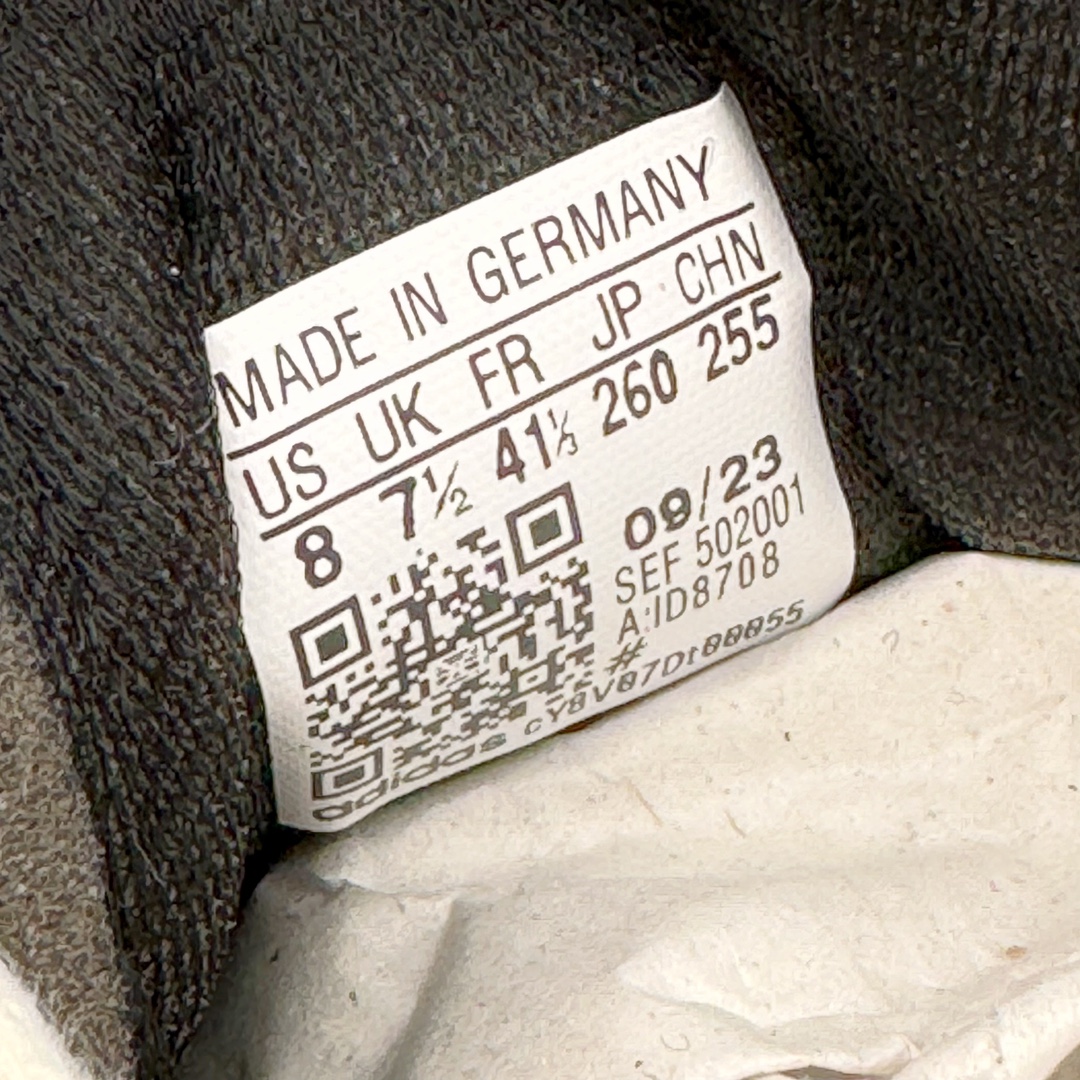 图片[11]-＃PB福利特价 JJJJound x AD Originals Samba Classic\\\”Studded Pack Black\\\”桑巴舞系列绅士德训足球风百搭低帮休闲运动板鞋 联名奶白灰黑 ID8708 口碑大厂出品 品控大底版型不断改良更新 全套原纸板楦头开发 确保原汁原味 完美呈现版型 一比一鞋头弧度高度鞋身弧度 此版本只针对中端市场 皮料材质有所更替 其他数据细节工艺流程均保持一致 绝不口嗨 细节品控鞋型随意对比 正确烫金高频细节 原装纳米超迁皮料 独家私模橡胶大底 原盒原配 这款桑巴鞋展示了高质量的工艺 带有装饰的超锁缝制和无缝的手感 柔软、柔软的皮革造型和标志性的3条纹完成了精致的外观 正规合身鞋带 鞋面上有绒面鞋垫 橡胶鞋底 享受正畸套筒软感 自50年代首次亮相以来就一直在赢得粉丝的青睐 尺码：36 36.5 37.5 38 38.5 39 40 40.5 41 42 42.5 43 44 44.5 45 46-选品中心