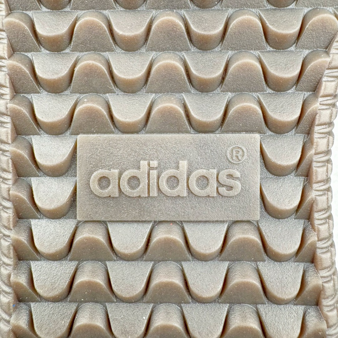 图片[18]-＃PB福利特价 Kith x AD Original Samba OG 复古经典轻便板鞋 联名白绿 FX5398 口碑大厂出品 品控大底版型不断改良更新 全套原纸板楦头开发 确保原汁原味 完美呈现版型 一比一鞋头弧度高度鞋身弧度 此版本只针对中端市场 皮料材质有所更替 其他数据细节工艺流程均保持一致 绝不口嗨 细节品控鞋型随意对比 正确烫金高频细节 原装纳米超迁皮料 独家私模橡胶大底 原盒原配 这款桑巴鞋展示了高质量的工艺 带有装饰的超锁缝制和无缝的手感 柔软、柔软的皮革造型和标志性的3条纹完成了精致的外观 正规合身鞋带 鞋面上有绒面鞋垫 橡胶鞋底 享受正畸套筒软感 自50年代首次亮相以来就一直在赢得粉丝的青睐 尺码：36 36.5 37.5 38 38.5 39 40 40.5 41 42 42.5 43 44 44.5 45 46-选品中心