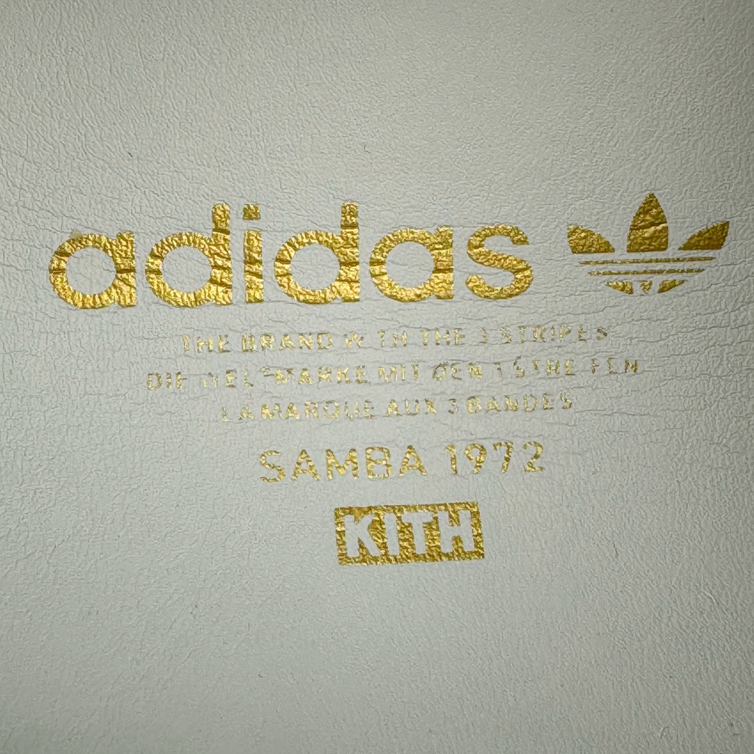 图片[13]-＃PB福利特价 Kith x AD Original Samba OG 复古经典轻便板鞋 联名白绿 FX5398 口碑大厂出品 品控大底版型不断改良更新 全套原纸板楦头开发 确保原汁原味 完美呈现版型 一比一鞋头弧度高度鞋身弧度 此版本只针对中端市场 皮料材质有所更替 其他数据细节工艺流程均保持一致 绝不口嗨 细节品控鞋型随意对比 正确烫金高频细节 原装纳米超迁皮料 独家私模橡胶大底 原盒原配 这款桑巴鞋展示了高质量的工艺 带有装饰的超锁缝制和无缝的手感 柔软、柔软的皮革造型和标志性的3条纹完成了精致的外观 正规合身鞋带 鞋面上有绒面鞋垫 橡胶鞋底 享受正畸套筒软感 自50年代首次亮相以来就一直在赢得粉丝的青睐 尺码：36 36.5 37.5 38 38.5 39 40 40.5 41 42 42.5 43 44 44.5 45 46-选品中心