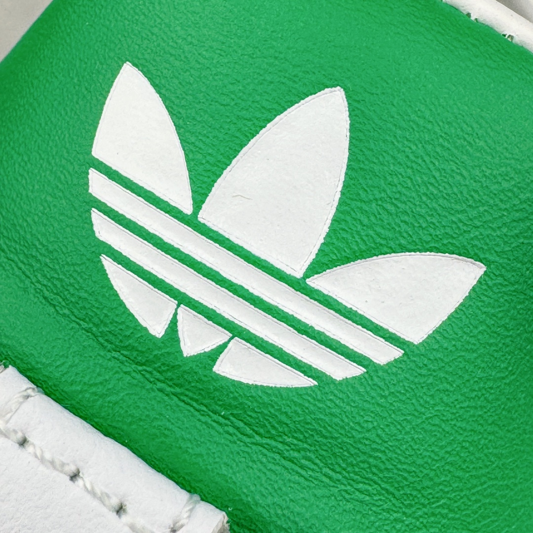 图片[11]-＃PB福利特价 Kith x AD Original Samba OG 复古经典轻便板鞋 联名白绿 FX5398 口碑大厂出品 品控大底版型不断改良更新 全套原纸板楦头开发 确保原汁原味 完美呈现版型 一比一鞋头弧度高度鞋身弧度 此版本只针对中端市场 皮料材质有所更替 其他数据细节工艺流程均保持一致 绝不口嗨 细节品控鞋型随意对比 正确烫金高频细节 原装纳米超迁皮料 独家私模橡胶大底 原盒原配 这款桑巴鞋展示了高质量的工艺 带有装饰的超锁缝制和无缝的手感 柔软、柔软的皮革造型和标志性的3条纹完成了精致的外观 正规合身鞋带 鞋面上有绒面鞋垫 橡胶鞋底 享受正畸套筒软感 自50年代首次亮相以来就一直在赢得粉丝的青睐 尺码：36 36.5 37.5 38 38.5 39 40 40.5 41 42 42.5 43 44 44.5 45 46-选品中心