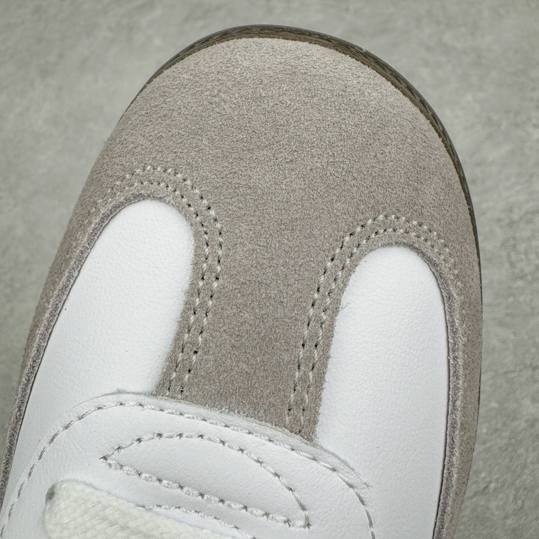 图片[15]-＃PB福利特价 Kith x AD Original Samba OG 复古经典轻便板鞋 联名白绿 FX5398 口碑大厂出品 品控大底版型不断改良更新 全套原纸板楦头开发 确保原汁原味 完美呈现版型 一比一鞋头弧度高度鞋身弧度 此版本只针对中端市场 皮料材质有所更替 其他数据细节工艺流程均保持一致 绝不口嗨 细节品控鞋型随意对比 正确烫金高频细节 原装纳米超迁皮料 独家私模橡胶大底 原盒原配 这款桑巴鞋展示了高质量的工艺 带有装饰的超锁缝制和无缝的手感 柔软、柔软的皮革造型和标志性的3条纹完成了精致的外观 正规合身鞋带 鞋面上有绒面鞋垫 橡胶鞋底 享受正畸套筒软感 自50年代首次亮相以来就一直在赢得粉丝的青睐 尺码：36 36.5 37.5 38 38.5 39 40 40.5 41 42 42.5 43 44 44.5 45 46-选品中心