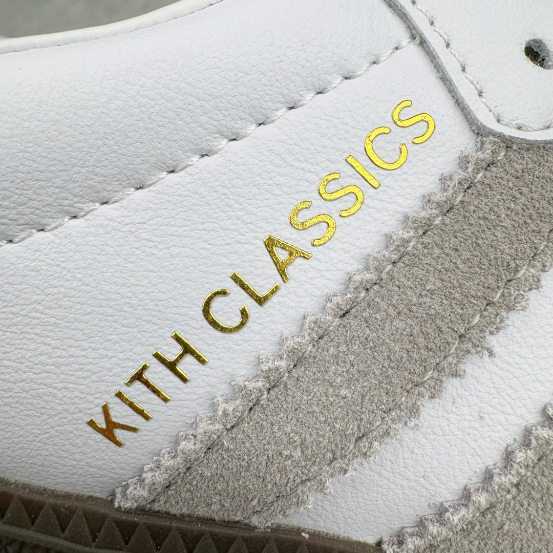 图片[16]-＃PB福利特价 Kith x AD Original Samba OG 复古经典轻便板鞋 联名白绿 FX5398 口碑大厂出品 品控大底版型不断改良更新 全套原纸板楦头开发 确保原汁原味 完美呈现版型 一比一鞋头弧度高度鞋身弧度 此版本只针对中端市场 皮料材质有所更替 其他数据细节工艺流程均保持一致 绝不口嗨 细节品控鞋型随意对比 正确烫金高频细节 原装纳米超迁皮料 独家私模橡胶大底 原盒原配 这款桑巴鞋展示了高质量的工艺 带有装饰的超锁缝制和无缝的手感 柔软、柔软的皮革造型和标志性的3条纹完成了精致的外观 正规合身鞋带 鞋面上有绒面鞋垫 橡胶鞋底 享受正畸套筒软感 自50年代首次亮相以来就一直在赢得粉丝的青睐 尺码：36 36.5 37.5 38 38.5 39 40 40.5 41 42 42.5 43 44 44.5 45 46-选品中心