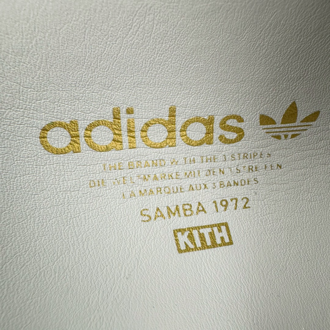 图片[19]-＃PB福利特价 Kith x AD Original Samba OG 复古经典轻便板鞋 联名白绿 FX5398 口碑大厂出品 品控大底版型不断改良更新 全套原纸板楦头开发 确保原汁原味 完美呈现版型 一比一鞋头弧度高度鞋身弧度 此版本只针对中端市场 皮料材质有所更替 其他数据细节工艺流程均保持一致 绝不口嗨 细节品控鞋型随意对比 正确烫金高频细节 原装纳米超迁皮料 独家私模橡胶大底 原盒原配 这款桑巴鞋展示了高质量的工艺 带有装饰的超锁缝制和无缝的手感 柔软、柔软的皮革造型和标志性的3条纹完成了精致的外观 正规合身鞋带 鞋面上有绒面鞋垫 橡胶鞋底 享受正畸套筒软感 自50年代首次亮相以来就一直在赢得粉丝的青睐 尺码：36 36.5 37.5 38 38.5 39 40 40.5 41 42 42.5 43 44 44.5 45 46-选品中心