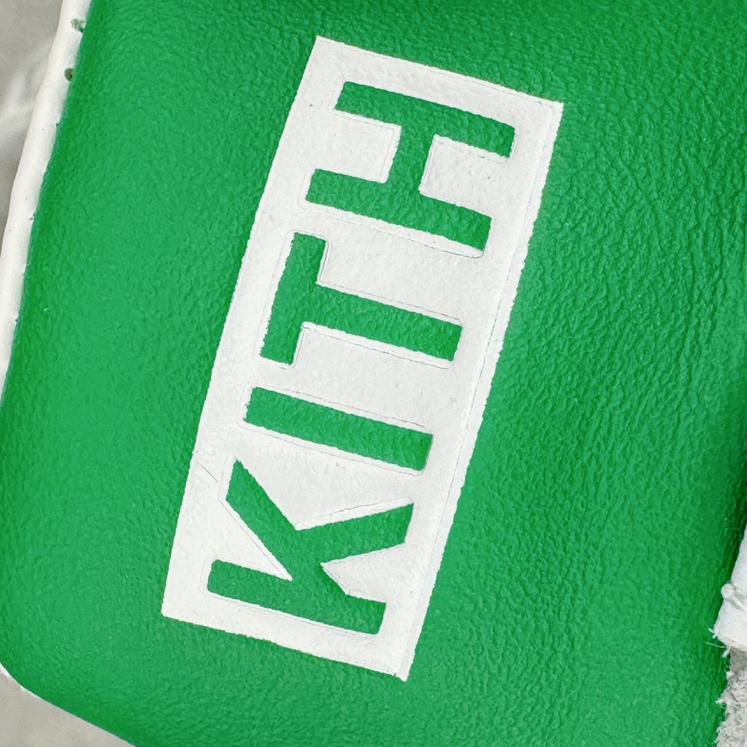 图片[12]-＃PB福利特价 Kith x AD Original Samba OG 复古经典轻便板鞋 联名白绿 FX5398 口碑大厂出品 品控大底版型不断改良更新 全套原纸板楦头开发 确保原汁原味 完美呈现版型 一比一鞋头弧度高度鞋身弧度 此版本只针对中端市场 皮料材质有所更替 其他数据细节工艺流程均保持一致 绝不口嗨 细节品控鞋型随意对比 正确烫金高频细节 原装纳米超迁皮料 独家私模橡胶大底 原盒原配 这款桑巴鞋展示了高质量的工艺 带有装饰的超锁缝制和无缝的手感 柔软、柔软的皮革造型和标志性的3条纹完成了精致的外观 正规合身鞋带 鞋面上有绒面鞋垫 橡胶鞋底 享受正畸套筒软感 自50年代首次亮相以来就一直在赢得粉丝的青睐 尺码：36 36.5 37.5 38 38.5 39 40 40.5 41 42 42.5 43 44 44.5 45 46-选品中心