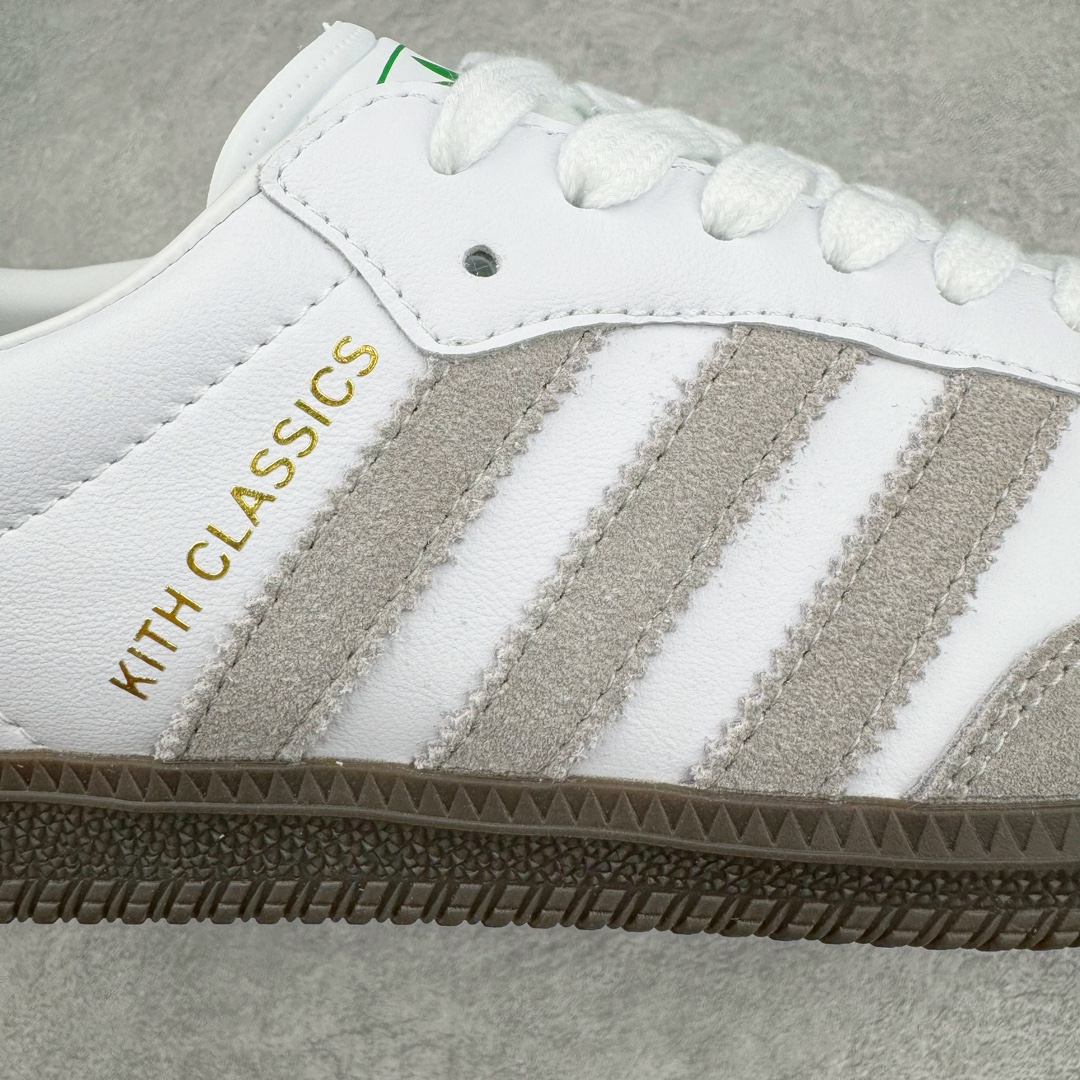 图片[17]-＃PB福利特价 Kith x AD Original Samba OG 复古经典轻便板鞋 联名白绿 FX5398 口碑大厂出品 品控大底版型不断改良更新 全套原纸板楦头开发 确保原汁原味 完美呈现版型 一比一鞋头弧度高度鞋身弧度 此版本只针对中端市场 皮料材质有所更替 其他数据细节工艺流程均保持一致 绝不口嗨 细节品控鞋型随意对比 正确烫金高频细节 原装纳米超迁皮料 独家私模橡胶大底 原盒原配 这款桑巴鞋展示了高质量的工艺 带有装饰的超锁缝制和无缝的手感 柔软、柔软的皮革造型和标志性的3条纹完成了精致的外观 正规合身鞋带 鞋面上有绒面鞋垫 橡胶鞋底 享受正畸套筒软感 自50年代首次亮相以来就一直在赢得粉丝的青睐 尺码：36 36.5 37.5 38 38.5 39 40 40.5 41 42 42.5 43 44 44.5 45 46-选品中心
