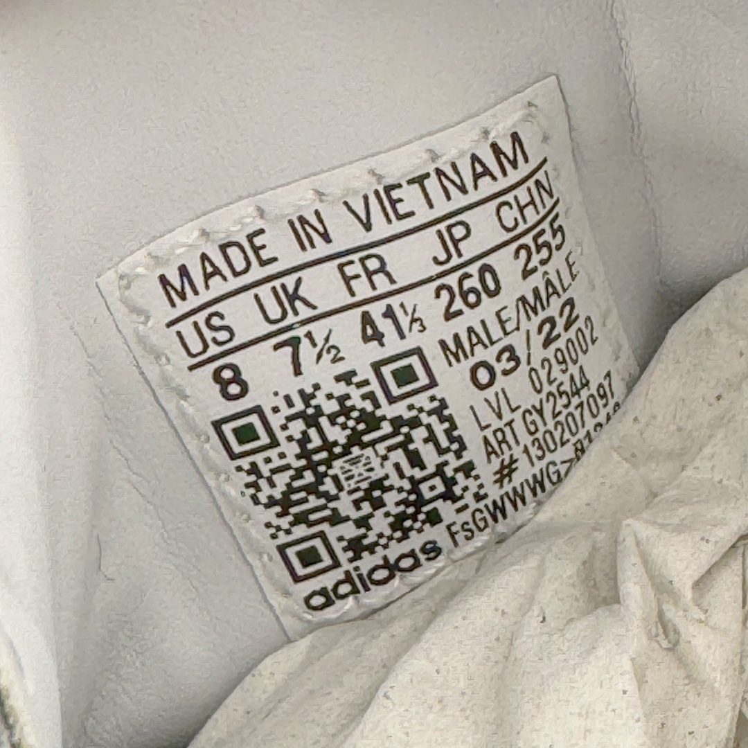 图片[16]-＃PB福利特价 Kith x AD Original Samba OG 复古经典轻便板鞋 联名白红 GY2544 口碑大厂出品 品控大底版型不断改良更新 全套原纸板楦头开发 确保原汁原味 完美呈现版型 一比一鞋头弧度高度鞋身弧度 此版本只针对中端市场 皮料材质有所更替 其他数据细节工艺流程均保持一致 绝不口嗨 细节品控鞋型随意对比 正确烫金高频细节 原装纳米超迁皮料 独家私模橡胶大底 原盒原配 这款桑巴鞋展示了高质量的工艺 带有装饰的超锁缝制和无缝的手感 柔软、柔软的皮革造型和标志性的3条纹完成了精致的外观 正规合身鞋带 鞋面上有绒面鞋垫 橡胶鞋底 享受正畸套筒软感 自50年代首次亮相以来就一直在赢得粉丝的青睐 尺码：36 36.5 37.5 38 38.5 39 40 40.5 41 42 42.5 43 44 44.5 45 46-选品中心