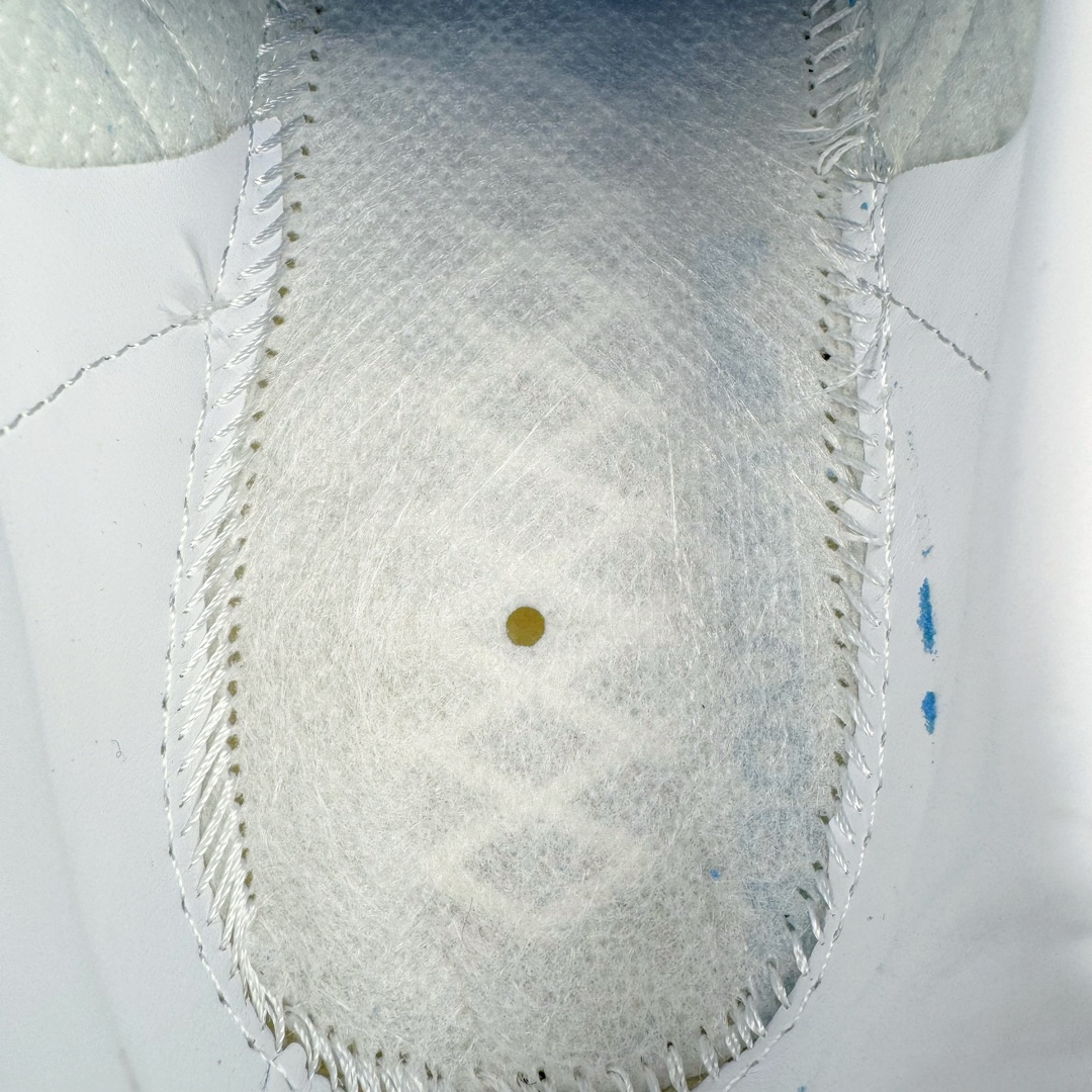 图片[15]-＃PB福利特价 Kith x AD Original Samba OG 复古经典轻便板鞋 联名白红 GY2544 口碑大厂出品 品控大底版型不断改良更新 全套原纸板楦头开发 确保原汁原味 完美呈现版型 一比一鞋头弧度高度鞋身弧度 此版本只针对中端市场 皮料材质有所更替 其他数据细节工艺流程均保持一致 绝不口嗨 细节品控鞋型随意对比 正确烫金高频细节 原装纳米超迁皮料 独家私模橡胶大底 原盒原配 这款桑巴鞋展示了高质量的工艺 带有装饰的超锁缝制和无缝的手感 柔软、柔软的皮革造型和标志性的3条纹完成了精致的外观 正规合身鞋带 鞋面上有绒面鞋垫 橡胶鞋底 享受正畸套筒软感 自50年代首次亮相以来就一直在赢得粉丝的青睐 尺码：36 36.5 37.5 38 38.5 39 40 40.5 41 42 42.5 43 44 44.5 45 46-选品中心