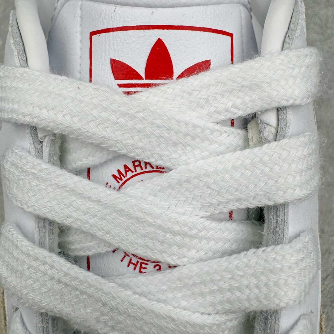 图片[10]-＃PB福利特价 Kith x AD Original Samba OG 复古经典轻便板鞋 联名白红 GY2544 口碑大厂出品 品控大底版型不断改良更新 全套原纸板楦头开发 确保原汁原味 完美呈现版型 一比一鞋头弧度高度鞋身弧度 此版本只针对中端市场 皮料材质有所更替 其他数据细节工艺流程均保持一致 绝不口嗨 细节品控鞋型随意对比 正确烫金高频细节 原装纳米超迁皮料 独家私模橡胶大底 原盒原配 这款桑巴鞋展示了高质量的工艺 带有装饰的超锁缝制和无缝的手感 柔软、柔软的皮革造型和标志性的3条纹完成了精致的外观 正规合身鞋带 鞋面上有绒面鞋垫 橡胶鞋底 享受正畸套筒软感 自50年代首次亮相以来就一直在赢得粉丝的青睐 尺码：36 36.5 37.5 38 38.5 39 40 40.5 41 42 42.5 43 44 44.5 45 46-选品中心