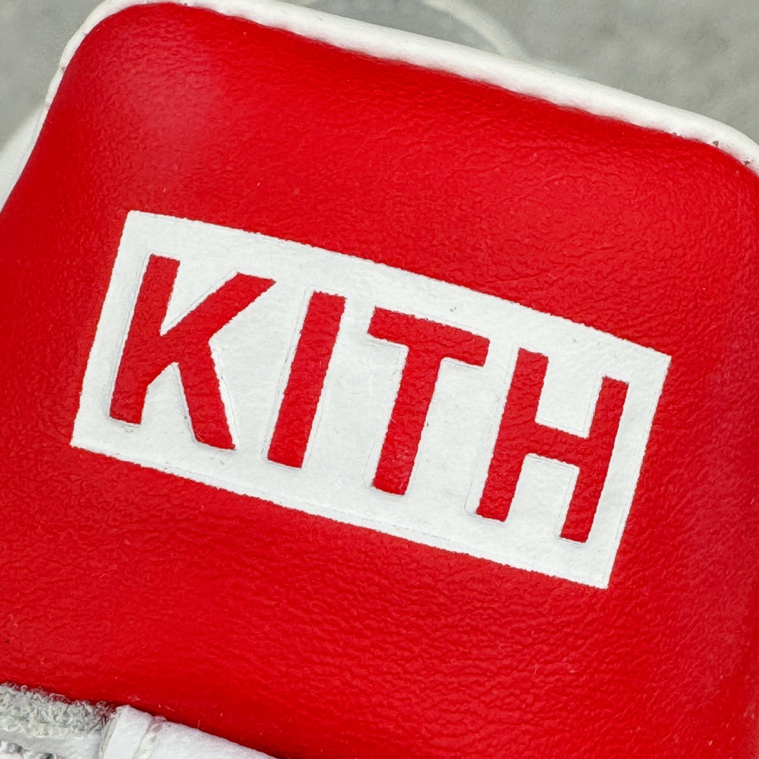 图片[14]-＃PB福利特价 Kith x AD Original Samba OG 复古经典轻便板鞋 联名白红 GY2544 口碑大厂出品 品控大底版型不断改良更新 全套原纸板楦头开发 确保原汁原味 完美呈现版型 一比一鞋头弧度高度鞋身弧度 此版本只针对中端市场 皮料材质有所更替 其他数据细节工艺流程均保持一致 绝不口嗨 细节品控鞋型随意对比 正确烫金高频细节 原装纳米超迁皮料 独家私模橡胶大底 原盒原配 这款桑巴鞋展示了高质量的工艺 带有装饰的超锁缝制和无缝的手感 柔软、柔软的皮革造型和标志性的3条纹完成了精致的外观 正规合身鞋带 鞋面上有绒面鞋垫 橡胶鞋底 享受正畸套筒软感 自50年代首次亮相以来就一直在赢得粉丝的青睐 尺码：36 36.5 37.5 38 38.5 39 40 40.5 41 42 42.5 43 44 44.5 45 46-选品中心