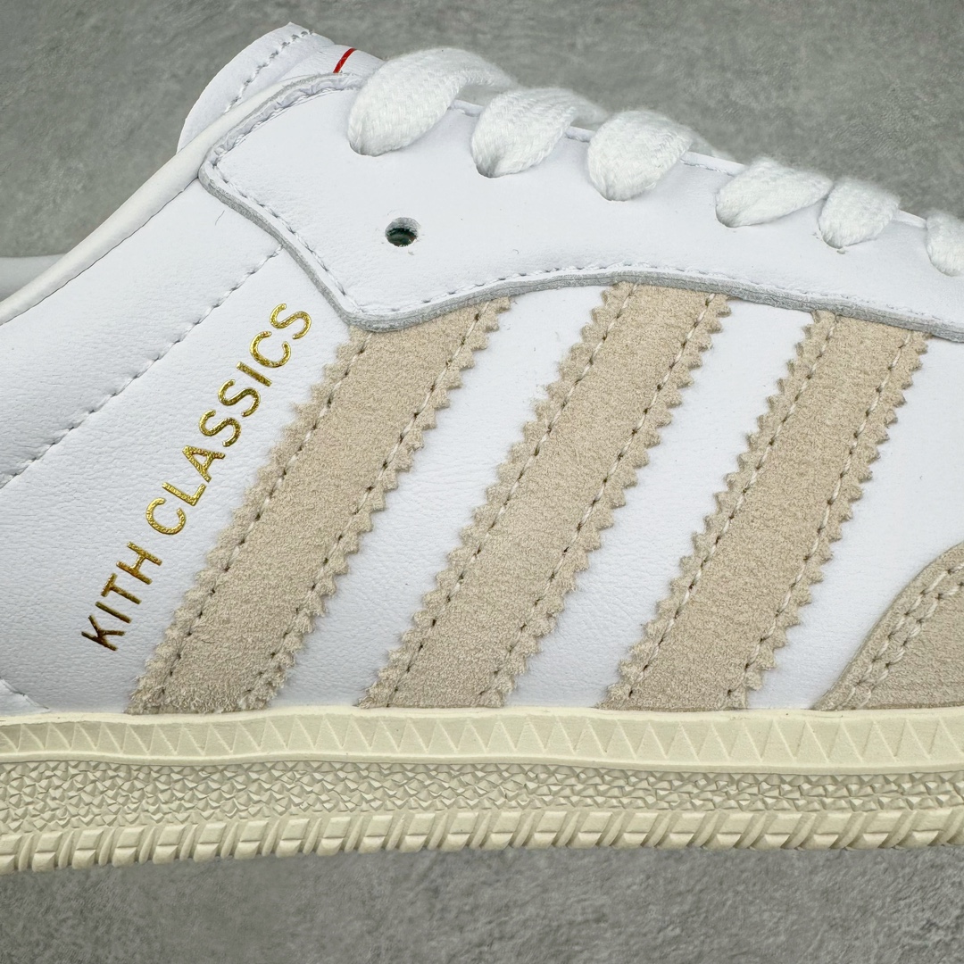 图片[11]-＃PB福利特价 Kith x AD Original Samba OG 复古经典轻便板鞋 联名白红 GY2544 口碑大厂出品 品控大底版型不断改良更新 全套原纸板楦头开发 确保原汁原味 完美呈现版型 一比一鞋头弧度高度鞋身弧度 此版本只针对中端市场 皮料材质有所更替 其他数据细节工艺流程均保持一致 绝不口嗨 细节品控鞋型随意对比 正确烫金高频细节 原装纳米超迁皮料 独家私模橡胶大底 原盒原配 这款桑巴鞋展示了高质量的工艺 带有装饰的超锁缝制和无缝的手感 柔软、柔软的皮革造型和标志性的3条纹完成了精致的外观 正规合身鞋带 鞋面上有绒面鞋垫 橡胶鞋底 享受正畸套筒软感 自50年代首次亮相以来就一直在赢得粉丝的青睐 尺码：36 36.5 37.5 38 38.5 39 40 40.5 41 42 42.5 43 44 44.5 45 46-选品中心