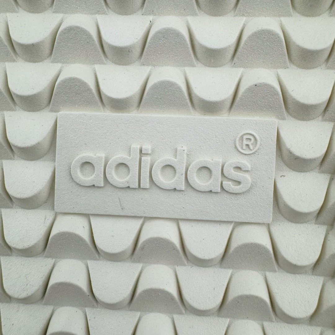 图片[13]-＃PB福利特价 Kith x AD Original Samba OG 复古经典轻便板鞋 联名白红 GY2544 口碑大厂出品 品控大底版型不断改良更新 全套原纸板楦头开发 确保原汁原味 完美呈现版型 一比一鞋头弧度高度鞋身弧度 此版本只针对中端市场 皮料材质有所更替 其他数据细节工艺流程均保持一致 绝不口嗨 细节品控鞋型随意对比 正确烫金高频细节 原装纳米超迁皮料 独家私模橡胶大底 原盒原配 这款桑巴鞋展示了高质量的工艺 带有装饰的超锁缝制和无缝的手感 柔软、柔软的皮革造型和标志性的3条纹完成了精致的外观 正规合身鞋带 鞋面上有绒面鞋垫 橡胶鞋底 享受正畸套筒软感 自50年代首次亮相以来就一直在赢得粉丝的青睐 尺码：36 36.5 37.5 38 38.5 39 40 40.5 41 42 42.5 43 44 44.5 45 46-选品中心