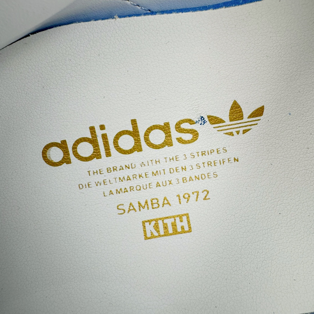 图片[17]-＃PB福利特价 Kith x AD Original Samba OG 复古经典轻便板鞋 联名白红 GY2544 口碑大厂出品 品控大底版型不断改良更新 全套原纸板楦头开发 确保原汁原味 完美呈现版型 一比一鞋头弧度高度鞋身弧度 此版本只针对中端市场 皮料材质有所更替 其他数据细节工艺流程均保持一致 绝不口嗨 细节品控鞋型随意对比 正确烫金高频细节 原装纳米超迁皮料 独家私模橡胶大底 原盒原配 这款桑巴鞋展示了高质量的工艺 带有装饰的超锁缝制和无缝的手感 柔软、柔软的皮革造型和标志性的3条纹完成了精致的外观 正规合身鞋带 鞋面上有绒面鞋垫 橡胶鞋底 享受正畸套筒软感 自50年代首次亮相以来就一直在赢得粉丝的青睐 尺码：36 36.5 37.5 38 38.5 39 40 40.5 41 42 42.5 43 44 44.5 45 46-选品中心