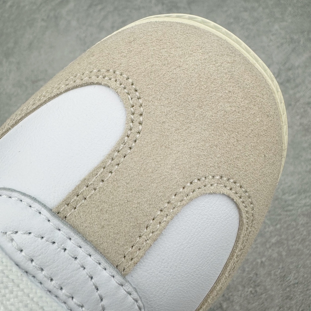 图片[12]-＃PB福利特价 Kith x AD Original Samba OG 复古经典轻便板鞋 联名白红 GY2544 口碑大厂出品 品控大底版型不断改良更新 全套原纸板楦头开发 确保原汁原味 完美呈现版型 一比一鞋头弧度高度鞋身弧度 此版本只针对中端市场 皮料材质有所更替 其他数据细节工艺流程均保持一致 绝不口嗨 细节品控鞋型随意对比 正确烫金高频细节 原装纳米超迁皮料 独家私模橡胶大底 原盒原配 这款桑巴鞋展示了高质量的工艺 带有装饰的超锁缝制和无缝的手感 柔软、柔软的皮革造型和标志性的3条纹完成了精致的外观 正规合身鞋带 鞋面上有绒面鞋垫 橡胶鞋底 享受正畸套筒软感 自50年代首次亮相以来就一直在赢得粉丝的青睐 尺码：36 36.5 37.5 38 38.5 39 40 40.5 41 42 42.5 43 44 44.5 45 46-选品中心