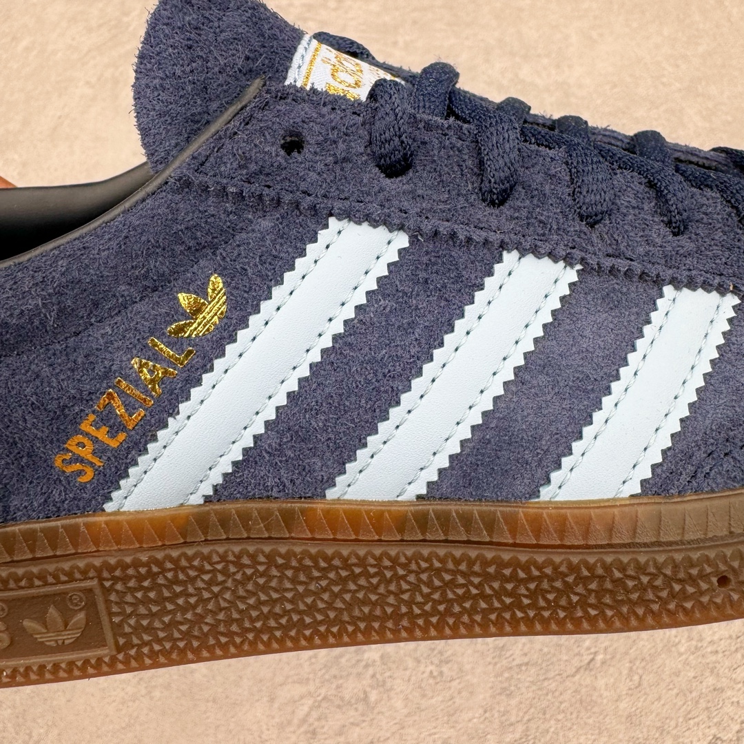 图片[13]-＃S2纯原 AD Originals Handball SPZL 手球运动员系列百搭休闲运动板鞋 深蓝 BD7633 口碑大厂出品 品控大底版型不断改良更新 原厂皮料 原装过验内外标加持 全套原纸板楦头开发 确保原汁原味 完美呈现桑巴版型 一比一鞋头弧度高度鞋身弧度 数据细节工艺流程均保持一致 这款来自阿迪达斯的这款HANDBALL SPZL前身是一双手球运动鞋 这一次拿来复刻 所以鞋面的主要色彩选用了黑色 鞋面外侧除了Spezial字母之外还有三叶草标志 Handball SPZL作为复古手球训练鞋与作为室内足球鞋的Samba有着异曲同工之处 但是质感更为出众的鞋身以及丰富的配色选择比起Samba来讲可以说是更胜一筹了 尺码：36 36⅔ 37⅓ 38 38⅔ 39⅓ 40 40⅔ 41⅓ 42 42⅔ 43⅓ 44 45-选品中心