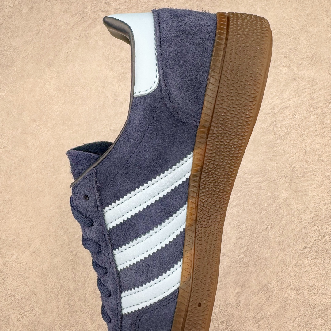 图片[7]-＃S2纯原 AD Originals Handball SPZL 手球运动员系列百搭休闲运动板鞋 深蓝 BD7633 口碑大厂出品 品控大底版型不断改良更新 原厂皮料 原装过验内外标加持 全套原纸板楦头开发 确保原汁原味 完美呈现桑巴版型 一比一鞋头弧度高度鞋身弧度 数据细节工艺流程均保持一致 这款来自阿迪达斯的这款HANDBALL SPZL前身是一双手球运动鞋 这一次拿来复刻 所以鞋面的主要色彩选用了黑色 鞋面外侧除了Spezial字母之外还有三叶草标志 Handball SPZL作为复古手球训练鞋与作为室内足球鞋的Samba有着异曲同工之处 但是质感更为出众的鞋身以及丰富的配色选择比起Samba来讲可以说是更胜一筹了 尺码：36 36⅔ 37⅓ 38 38⅔ 39⅓ 40 40⅔ 41⅓ 42 42⅔ 43⅓ 44 45-选品中心