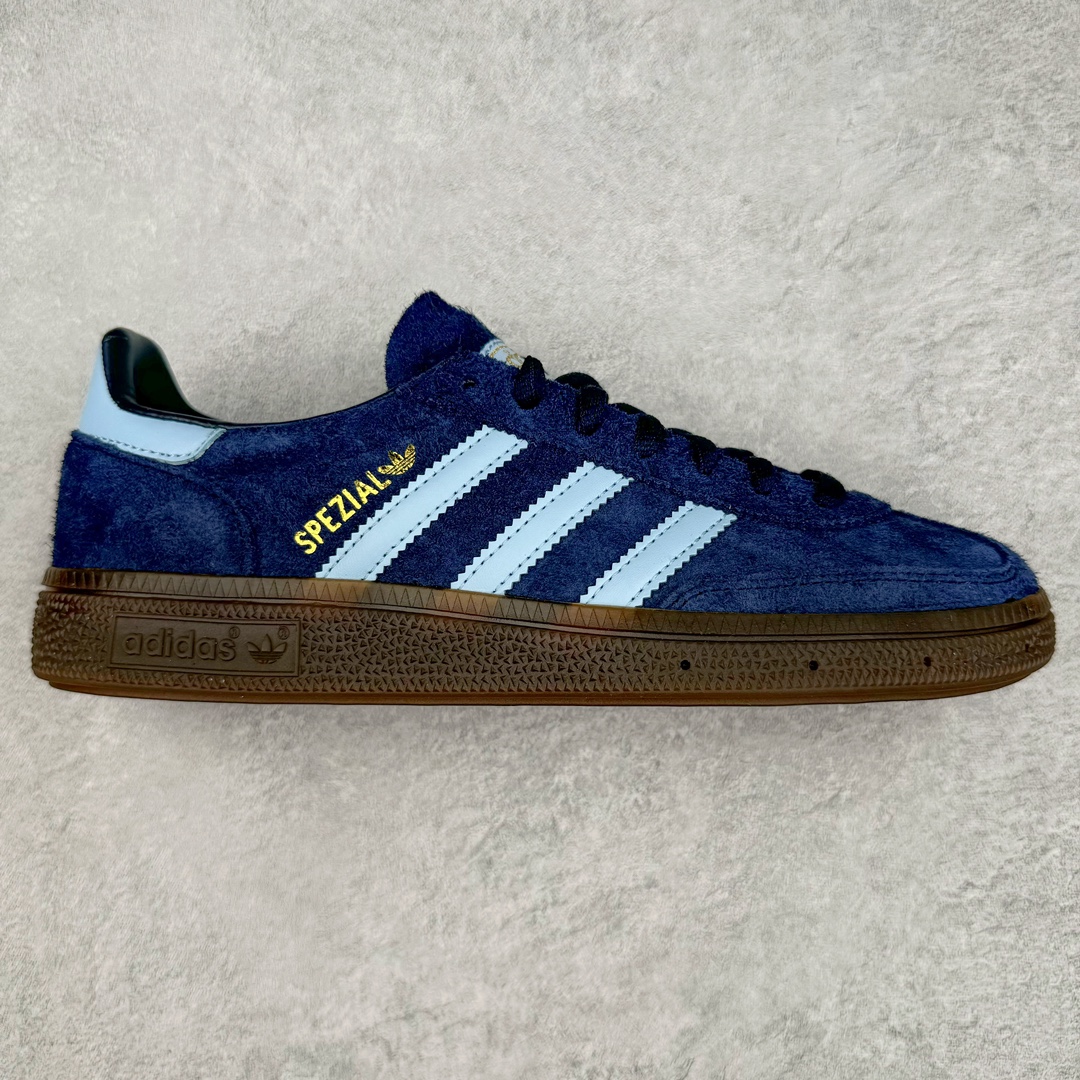 ＃S2纯原 AD Originals Handball SPZL 手球运动员系列百搭休闲运动板鞋 深蓝 BD7633 口碑大厂出品 品控大底版型不断改良更新 原厂皮料 原装过验内外标加持 全套原纸板楦头开发 确保原汁原味 完美呈现桑巴版型 一比一鞋头弧度高度鞋身弧度 数据细节工艺流程均保持一致 这款来自阿迪达斯的这款HANDBALL SPZL前身是一双手球运动鞋 这一次拿来复刻 所以鞋面的主要色彩选用了黑色 鞋面外侧除了Spezial字母之外还有三叶草标志 Handball SPZL作为复古手球训练鞋与作为室内足球鞋的Samba有着异曲同工之处 但是质感更为出众的鞋身以及丰富的配色选择比起Samba来讲可以说是更胜一筹了 尺码：36 36⅔ 37⅓ 38 38⅔ 39⅓ 40 40⅔ 41⅓ 42 42⅔ 43⅓ 44 45-选品中心