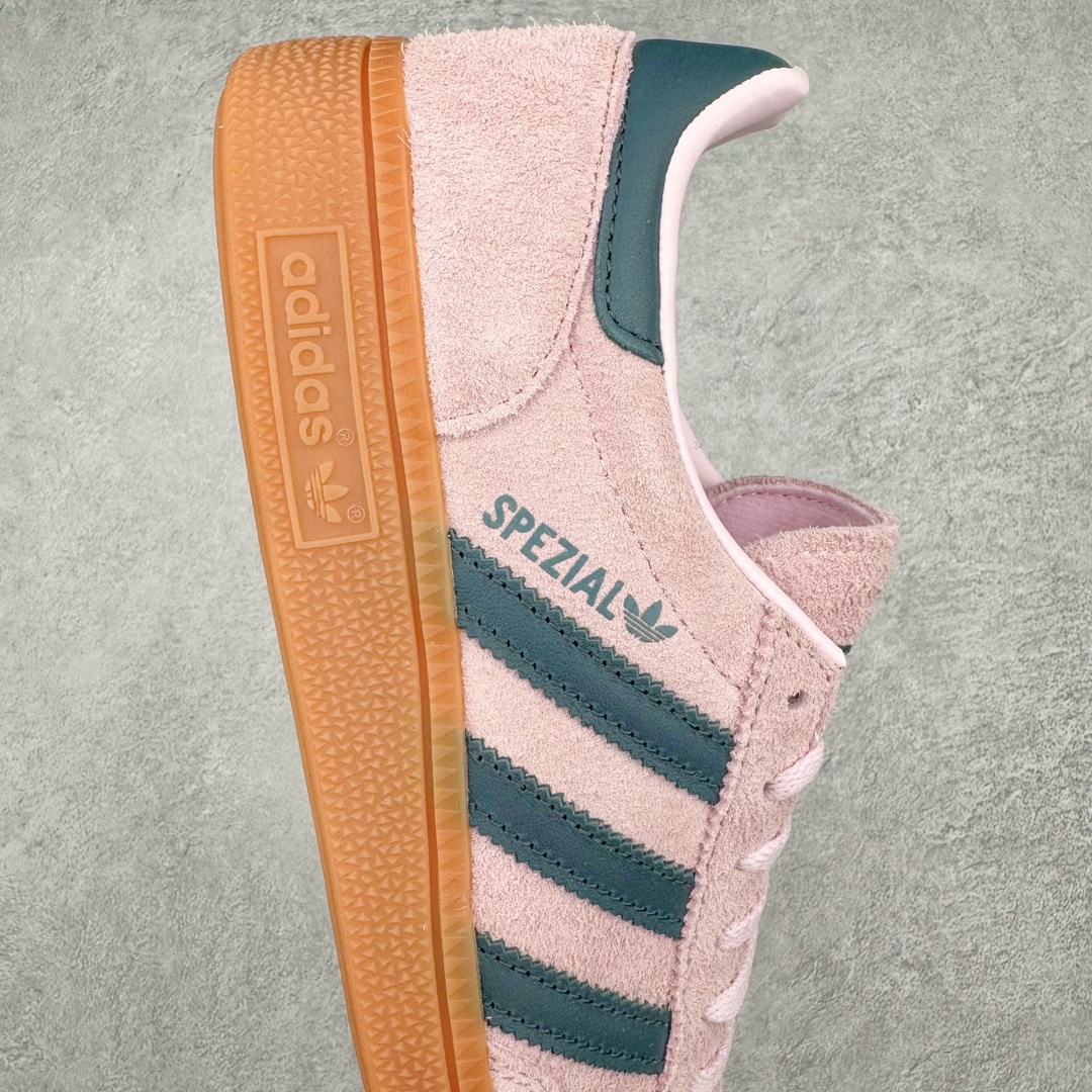 图片[6]-＃S2纯原 AD Originals Handball SPZL 手球运动员系列百搭休闲运动板鞋 粉黑 IF6561 口碑大厂出品 品控大底版型不断改良更新 原厂皮料 原装过验内外标加持 全套原纸板楦头开发 确保原汁原味 完美呈现桑巴版型 一比一鞋头弧度高度鞋身弧度 数据细节工艺流程均保持一致 这款来自阿迪达斯的这款HANDBALL SPZL前身是一双手球运动鞋 这一次拿来复刻 所以鞋面的主要色彩选用了黑色 鞋面外侧除了Spezial字母之外还有三叶草标志 Handball SPZL作为复古手球训练鞋与作为室内足球鞋的Samba有着异曲同工之处 但是质感更为出众的鞋身以及丰富的配色选择比起Samba来讲可以说是更胜一筹了 尺码：36 36⅔ 37⅓ 38 38⅔ 39⅓ 40 40⅔ 41⅓ 42 42⅔ 43⅓ 44 45-选品中心