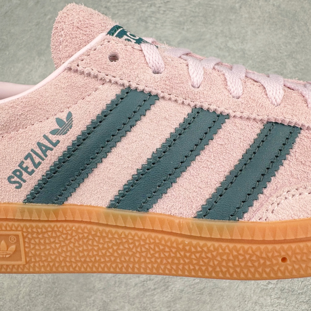 图片[17]-＃S2纯原 AD Originals Handball SPZL 手球运动员系列百搭休闲运动板鞋 粉黑 IF6561 口碑大厂出品 品控大底版型不断改良更新 原厂皮料 原装过验内外标加持 全套原纸板楦头开发 确保原汁原味 完美呈现桑巴版型 一比一鞋头弧度高度鞋身弧度 数据细节工艺流程均保持一致 这款来自阿迪达斯的这款HANDBALL SPZL前身是一双手球运动鞋 这一次拿来复刻 所以鞋面的主要色彩选用了黑色 鞋面外侧除了Spezial字母之外还有三叶草标志 Handball SPZL作为复古手球训练鞋与作为室内足球鞋的Samba有着异曲同工之处 但是质感更为出众的鞋身以及丰富的配色选择比起Samba来讲可以说是更胜一筹了 尺码：36 36⅔ 37⅓ 38 38⅔ 39⅓ 40 40⅔ 41⅓ 42 42⅔ 43⅓ 44 45-选品中心