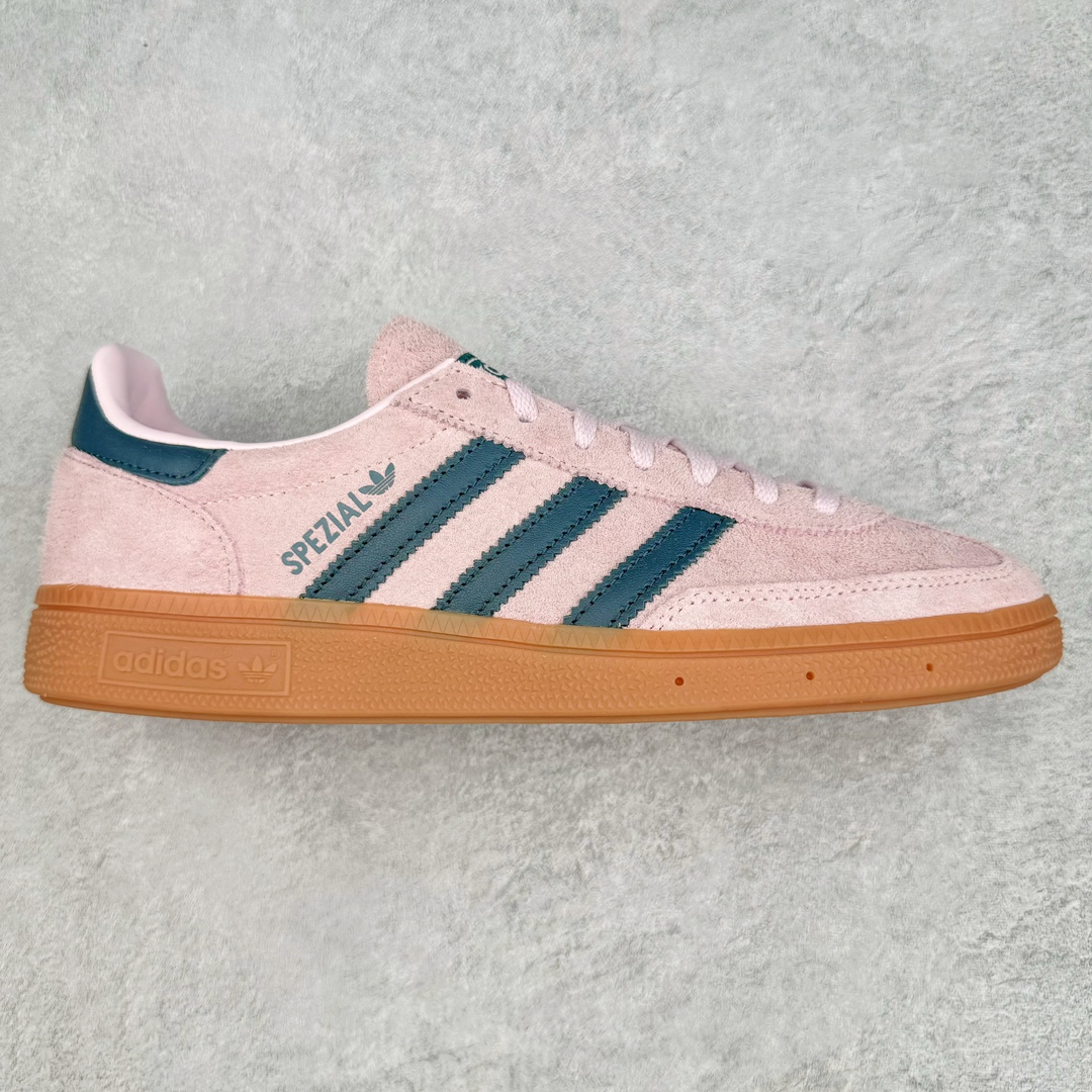 ＃S2纯原 AD Originals Handball SPZL 手球运动员系列百搭休闲运动板鞋 粉黑 IF6561 口碑大厂出品 品控大底版型不断改良更新 原厂皮料 原装过验内外标加持 全套原纸板楦头开发 确保原汁原味 完美呈现桑巴版型 一比一鞋头弧度高度鞋身弧度 数据细节工艺流程均保持一致 这款来自阿迪达斯的这款HANDBALL SPZL前身是一双手球运动鞋 这一次拿来复刻 所以鞋面的主要色彩选用了黑色 鞋面外侧除了Spezial字母之外还有三叶草标志 Handball SPZL作为复古手球训练鞋与作为室内足球鞋的Samba有着异曲同工之处 但是质感更为出众的鞋身以及丰富的配色选择比起Samba来讲可以说是更胜一筹了 尺码：36 36⅔ 37⅓ 38 38⅔ 39⅓ 40 40⅔ 41⅓ 42 42⅔ 43⅓ 44 45-选品中心