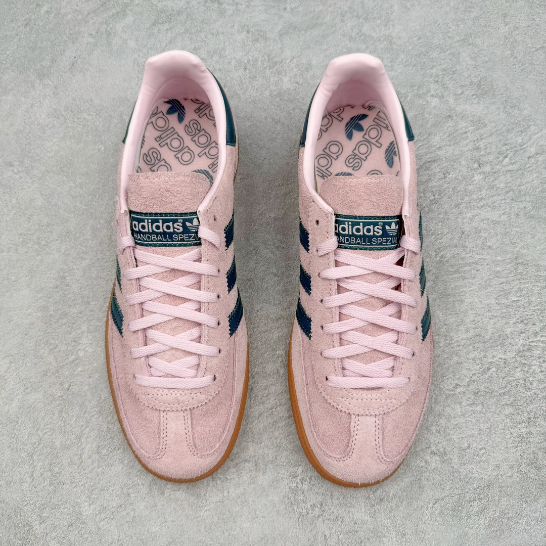图片[2]-＃S2纯原 AD Originals Handball SPZL 手球运动员系列百搭休闲运动板鞋 粉黑 IF6561 口碑大厂出品 品控大底版型不断改良更新 原厂皮料 原装过验内外标加持 全套原纸板楦头开发 确保原汁原味 完美呈现桑巴版型 一比一鞋头弧度高度鞋身弧度 数据细节工艺流程均保持一致 这款来自阿迪达斯的这款HANDBALL SPZL前身是一双手球运动鞋 这一次拿来复刻 所以鞋面的主要色彩选用了黑色 鞋面外侧除了Spezial字母之外还有三叶草标志 Handball SPZL作为复古手球训练鞋与作为室内足球鞋的Samba有着异曲同工之处 但是质感更为出众的鞋身以及丰富的配色选择比起Samba来讲可以说是更胜一筹了 尺码：36 36⅔ 37⅓ 38 38⅔ 39⅓ 40 40⅔ 41⅓ 42 42⅔ 43⅓ 44 45-选品中心