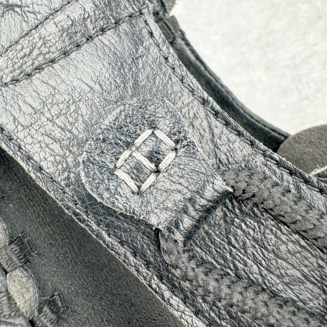 图片[10]-Prada普拉达2024最新春夏锯齿罗马超轻厚底橡胶凉鞋 复古时髦前卫鞋底搭配橡胶鞋面，让整双鞋轻便舒适 鲜艳色彩 满足不同风格时髦人士的多种选择 标志性金属三角标搭配古沙滩凉鞋造型 每一个设计元素都踩在时髦点上 尺码：38-44-选品中心