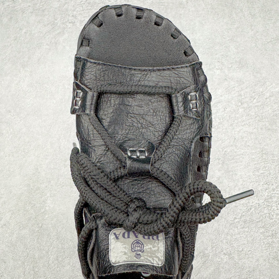 图片[4]-Prada普拉达2024最新春夏锯齿罗马超轻厚底橡胶凉鞋 复古时髦前卫鞋底搭配橡胶鞋面，让整双鞋轻便舒适 鲜艳色彩 满足不同风格时髦人士的多种选择 标志性金属三角标搭配古沙滩凉鞋造型 每一个设计元素都踩在时髦点上 尺码：38-44-选品中心