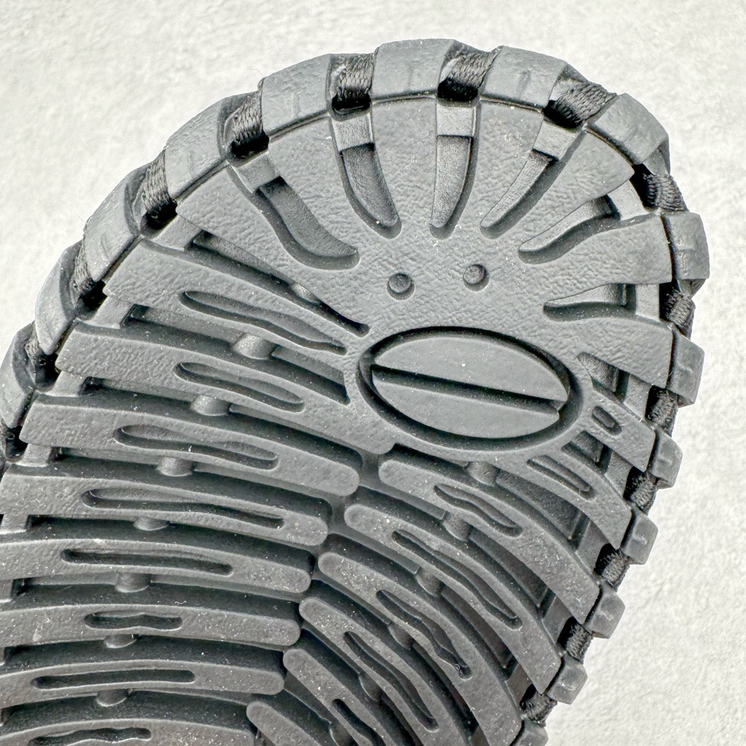 图片[14]-Prada普拉达2024最新春夏锯齿罗马超轻厚底橡胶凉鞋 复古时髦前卫鞋底搭配橡胶鞋面，让整双鞋轻便舒适 鲜艳色彩 满足不同风格时髦人士的多种选择 标志性金属三角标搭配古沙滩凉鞋造型 每一个设计元素都踩在时髦点上 尺码：38-44-选品中心