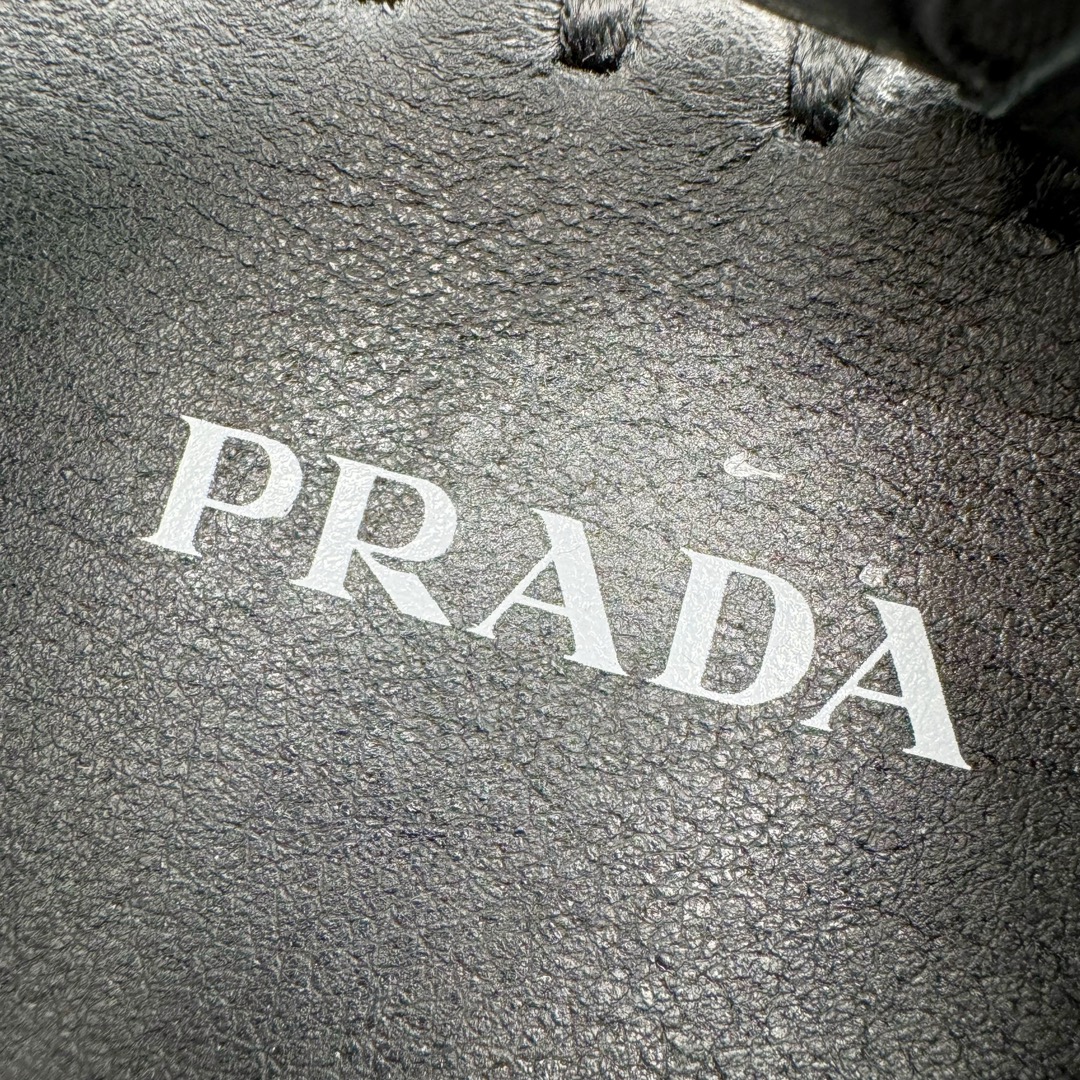 图片[15]-Prada普拉达2024最新春夏锯齿罗马超轻厚底橡胶凉鞋 复古时髦前卫鞋底搭配橡胶鞋面，让整双鞋轻便舒适 鲜艳色彩 满足不同风格时髦人士的多种选择 标志性金属三角标搭配古沙滩凉鞋造型 每一个设计元素都踩在时髦点上 尺码：38-44-选品中心