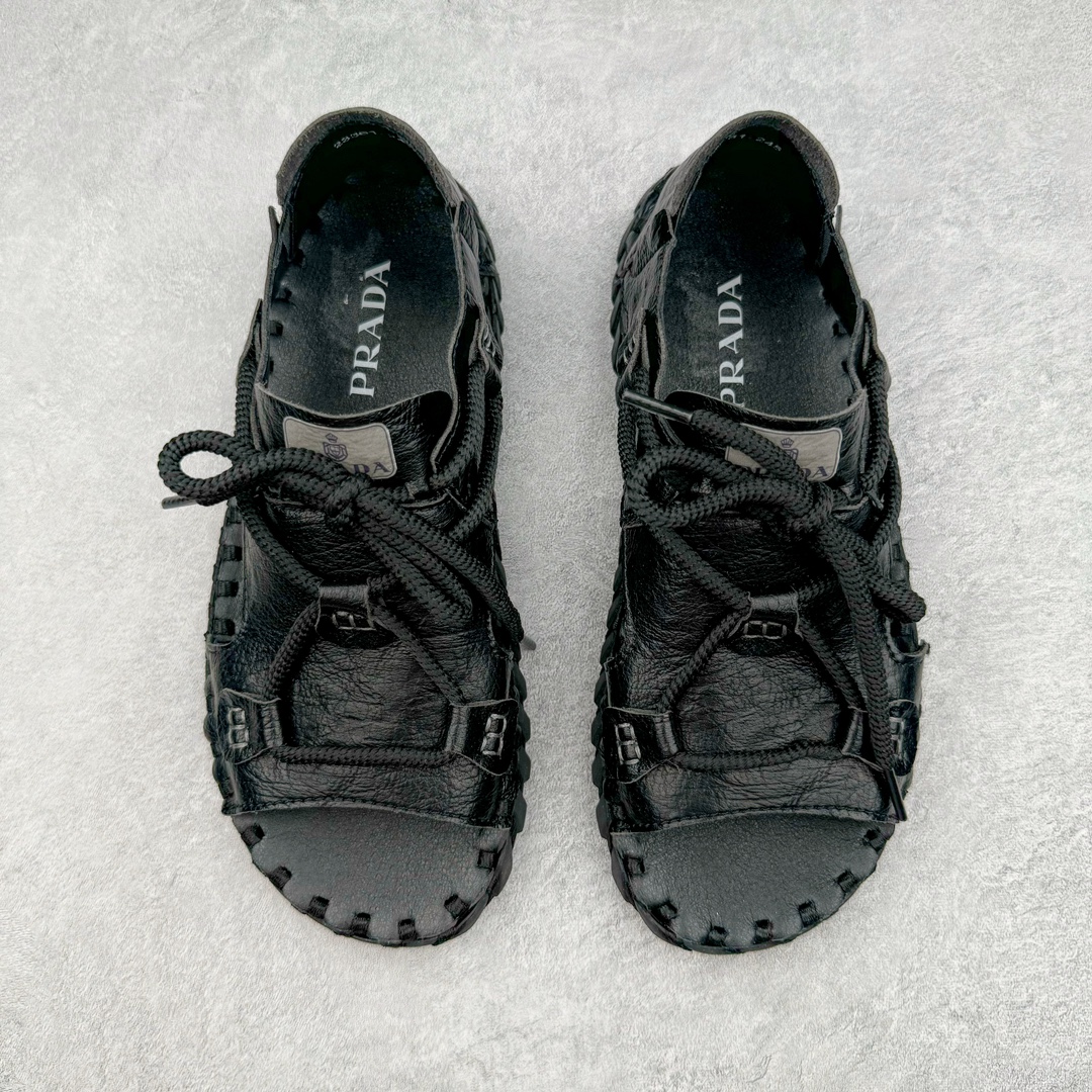 图片[2]-Prada普拉达2024最新春夏锯齿罗马超轻厚底橡胶凉鞋 复古时髦前卫鞋底搭配橡胶鞋面，让整双鞋轻便舒适 鲜艳色彩 满足不同风格时髦人士的多种选择 标志性金属三角标搭配古沙滩凉鞋造型 每一个设计元素都踩在时髦点上 尺码：38-44-选品中心