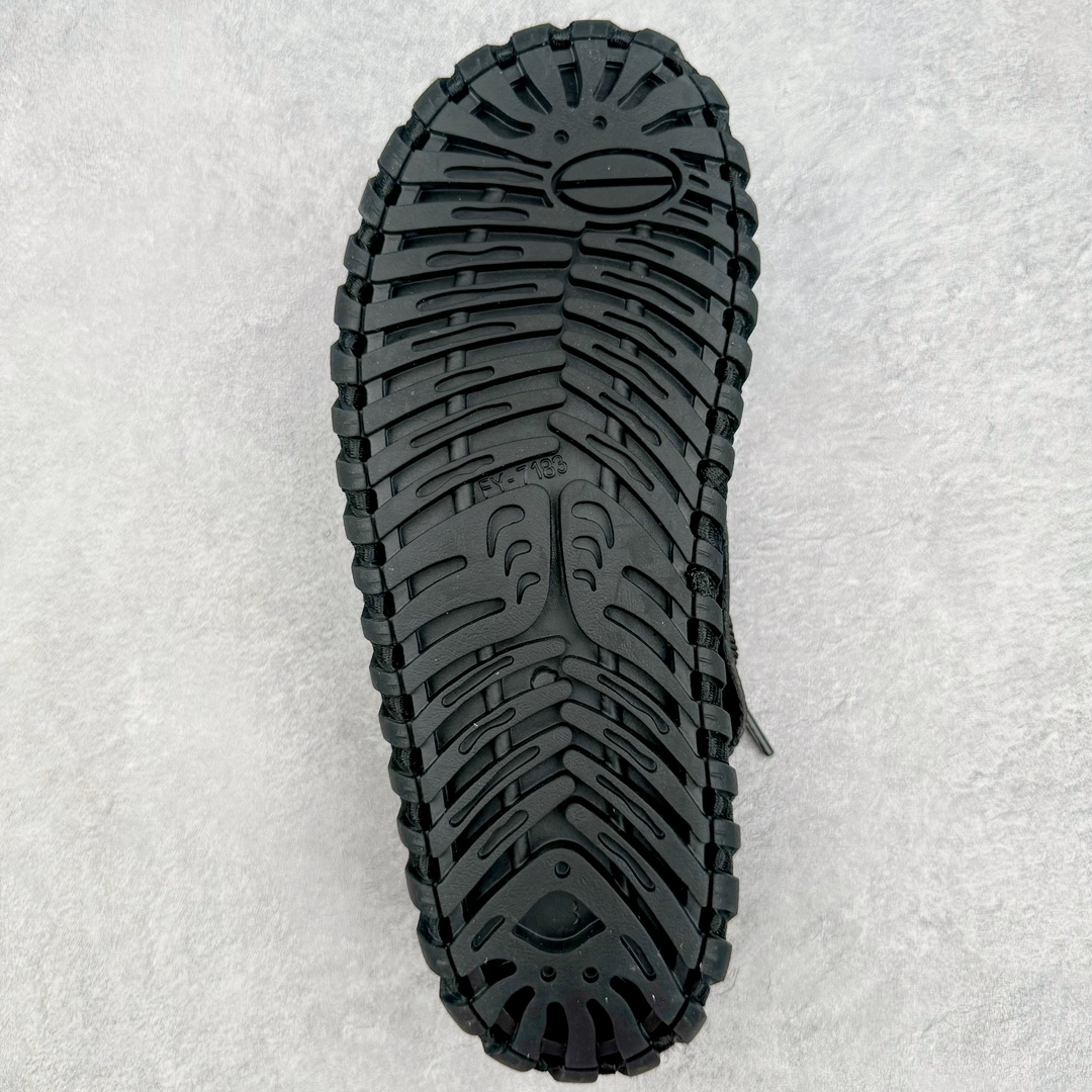 图片[9]-Prada普拉达2024最新春夏锯齿罗马超轻厚底橡胶凉鞋 复古时髦前卫鞋底搭配橡胶鞋面，让整双鞋轻便舒适 鲜艳色彩 满足不同风格时髦人士的多种选择 标志性金属三角标搭配古沙滩凉鞋造型 每一个设计元素都踩在时髦点上 尺码：38-44-选品中心