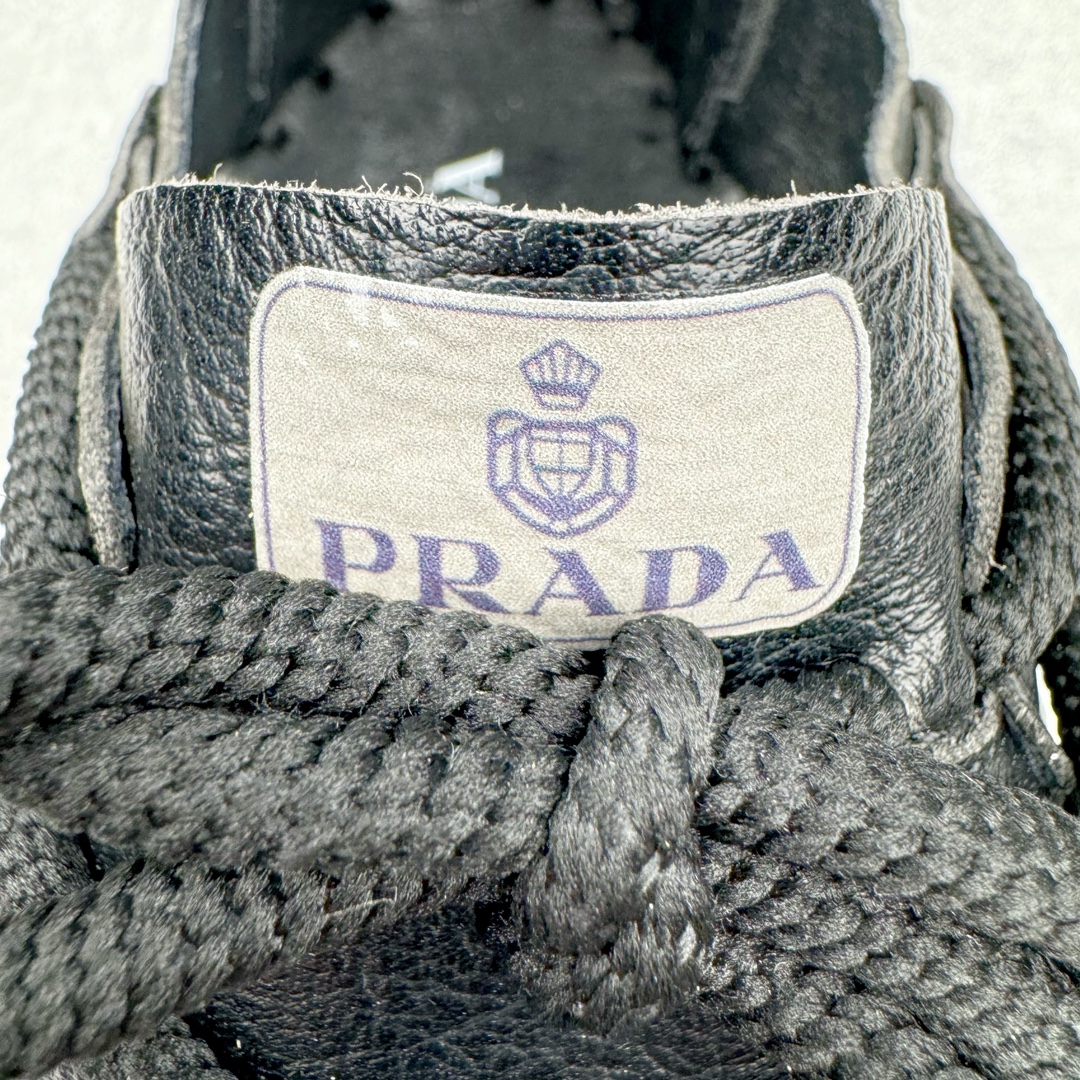 图片[11]-Prada普拉达2024最新春夏锯齿罗马超轻厚底橡胶凉鞋 复古时髦前卫鞋底搭配橡胶鞋面，让整双鞋轻便舒适 鲜艳色彩 满足不同风格时髦人士的多种选择 标志性金属三角标搭配古沙滩凉鞋造型 每一个设计元素都踩在时髦点上 尺码：38-44-选品中心