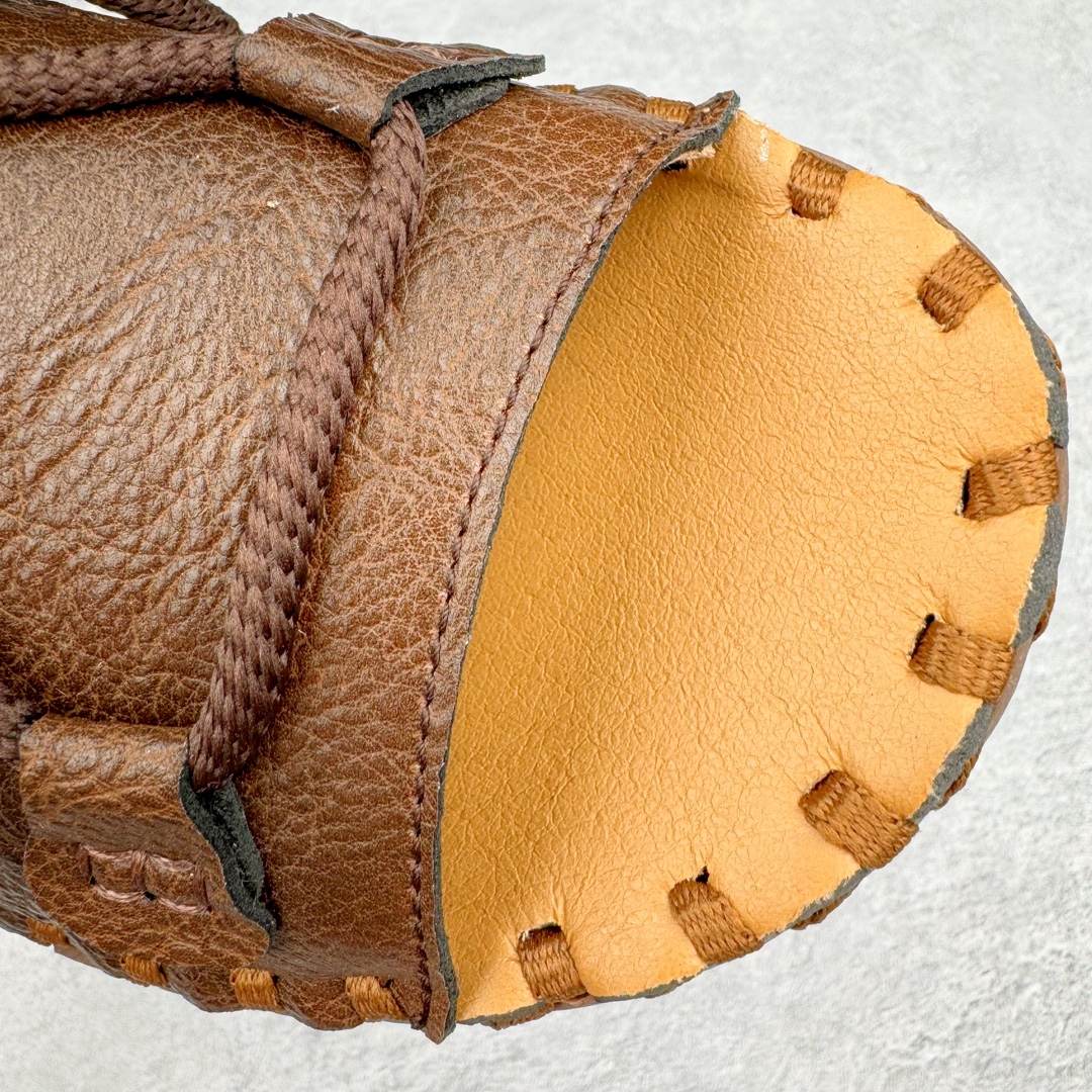 图片[12]-Prada普拉达2024最新春夏锯齿罗马超轻厚底橡胶凉鞋 复古时髦前卫鞋底搭配橡胶鞋面，让整双鞋轻便舒适 鲜艳色彩 满足不同风格时髦人士的多种选择 标志性金属三角标搭配古沙滩凉鞋造型 每一个设计元素都踩在时髦点上 尺码：38-44-选品中心