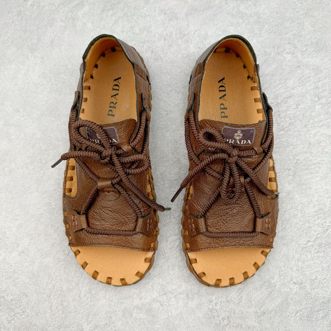 图片[2]-Prada普拉达2024最新春夏锯齿罗马超轻厚底橡胶凉鞋 复古时髦前卫鞋底搭配橡胶鞋面，让整双鞋轻便舒适 鲜艳色彩 满足不同风格时髦人士的多种选择 标志性金属三角标搭配古沙滩凉鞋造型 每一个设计元素都踩在时髦点上 尺码：38-44-选品中心