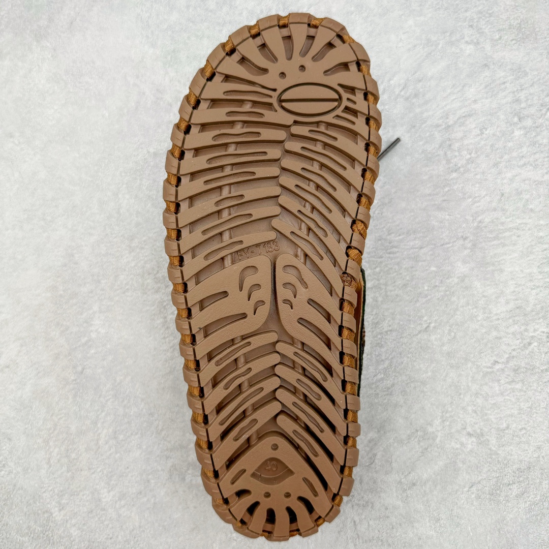 图片[9]-Prada普拉达2024最新春夏锯齿罗马超轻厚底橡胶凉鞋 复古时髦前卫鞋底搭配橡胶鞋面，让整双鞋轻便舒适 鲜艳色彩 满足不同风格时髦人士的多种选择 标志性金属三角标搭配古沙滩凉鞋造型 每一个设计元素都踩在时髦点上 尺码：38-44-选品中心