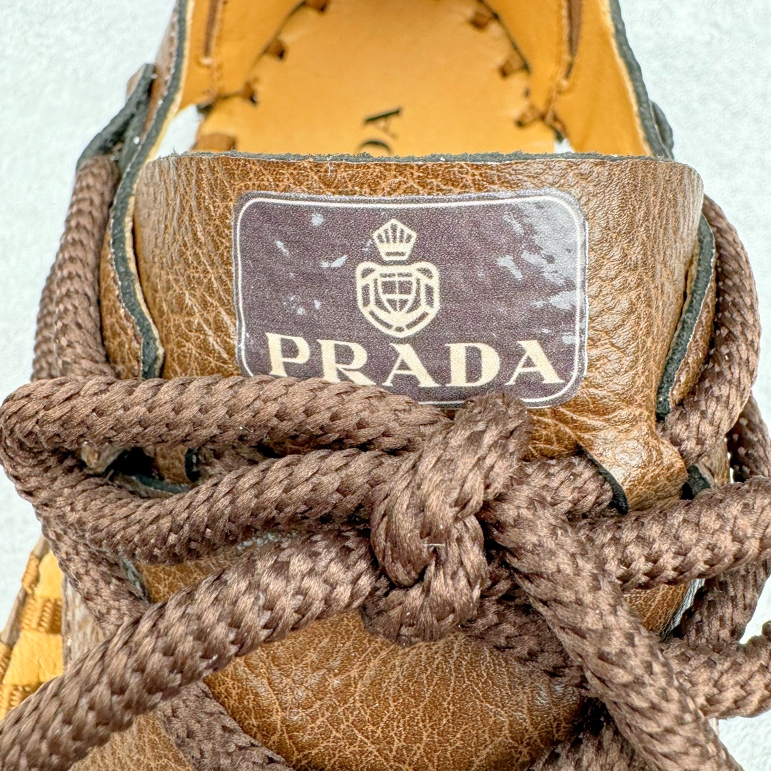 图片[11]-Prada普拉达2024最新春夏锯齿罗马超轻厚底橡胶凉鞋 复古时髦前卫鞋底搭配橡胶鞋面，让整双鞋轻便舒适 鲜艳色彩 满足不同风格时髦人士的多种选择 标志性金属三角标搭配古沙滩凉鞋造型 每一个设计元素都踩在时髦点上 尺码：38-44-选品中心