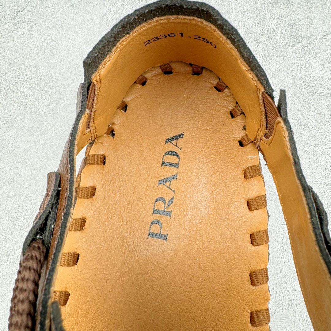 图片[10]-Prada普拉达2024最新春夏锯齿罗马超轻厚底橡胶凉鞋 复古时髦前卫鞋底搭配橡胶鞋面，让整双鞋轻便舒适 鲜艳色彩 满足不同风格时髦人士的多种选择 标志性金属三角标搭配古沙滩凉鞋造型 每一个设计元素都踩在时髦点上 尺码：38-44-选品中心