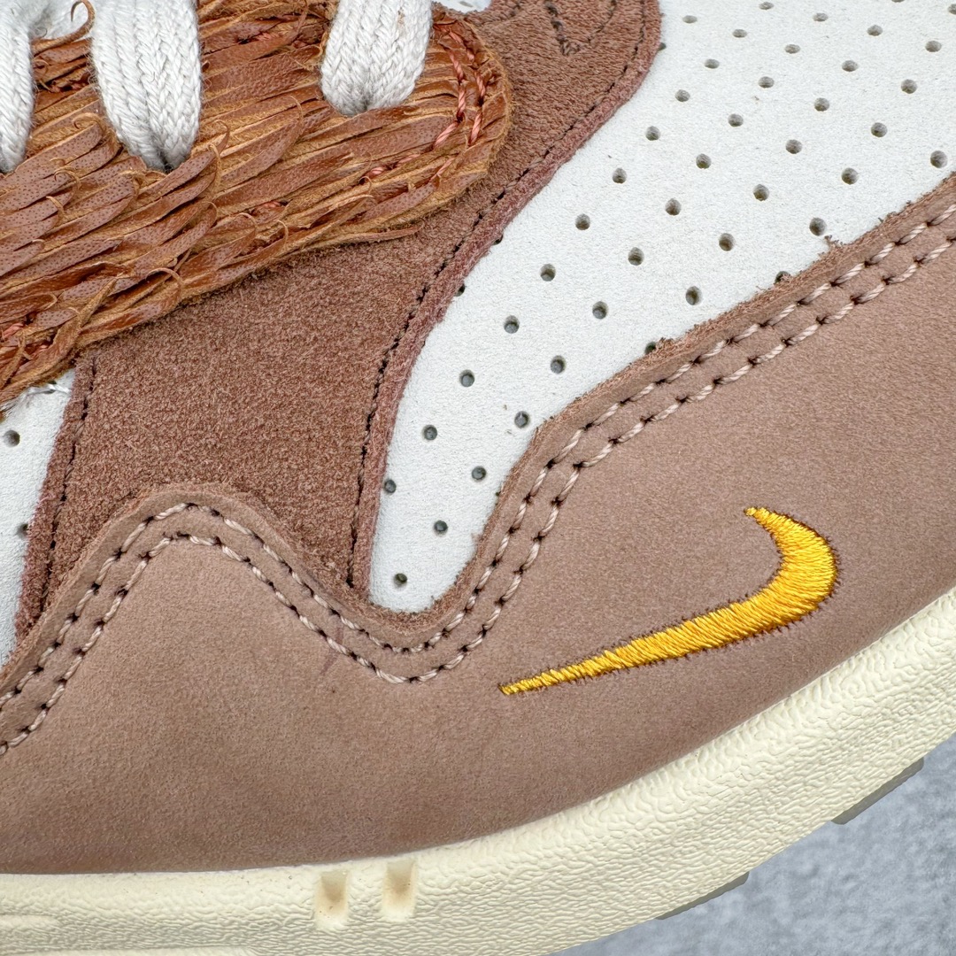 图片[15]-＃K版纯原 Division Street x Nike Air Max 1 初代复古气垫慢跑鞋 DS联名 HQ2639-100 以鞋圈知名度贼高的 Oregon Ducks 为设计主题 在经典的 Air Max 1 框架上 设计师直接在材质方面疯狂堆料 配合上多种多样的花纹 属于俄勒冈鸭的味道 简直快要从屏幕溢出来了 超高设计规格带来的 当然就是超高的辨识度 穿上街就是标准的视线减速带 尺码：36 36.5 37.5 38 38.5 39 40 40.5 41 42 42.5 43 44 44.5 45 46 47.5-选品中心
