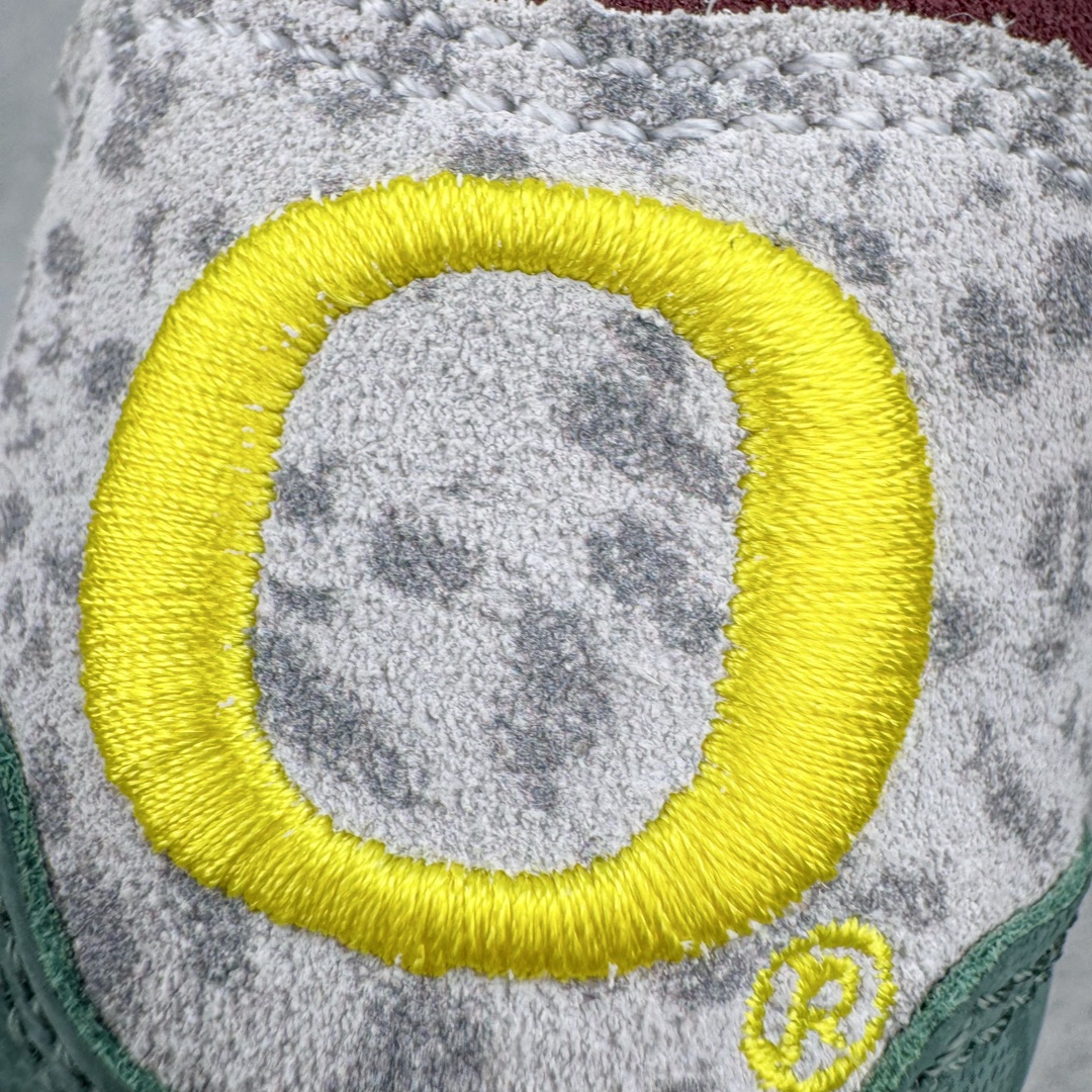 图片[13]-＃K版纯原 Division Street x Nike Air Max 1 初代复古气垫慢跑鞋 DS联名 HQ2639-100 以鞋圈知名度贼高的 Oregon Ducks 为设计主题 在经典的 Air Max 1 框架上 设计师直接在材质方面疯狂堆料 配合上多种多样的花纹 属于俄勒冈鸭的味道 简直快要从屏幕溢出来了 超高设计规格带来的 当然就是超高的辨识度 穿上街就是标准的视线减速带 尺码：36 36.5 37.5 38 38.5 39 40 40.5 41 42 42.5 43 44 44.5 45 46 47.5-选品中心