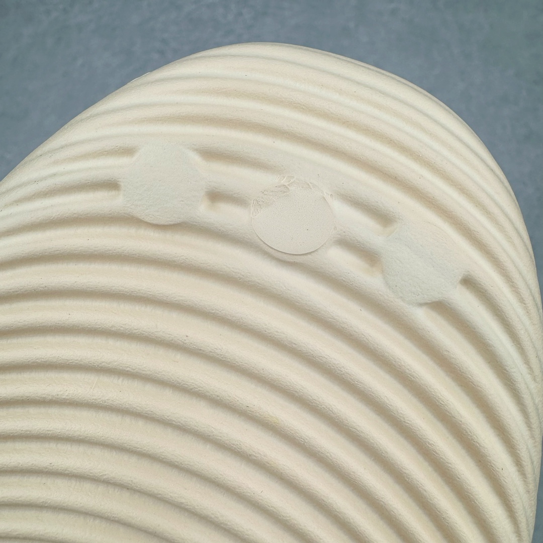 图片[21]-＃Lw纯原 AD adiFOM Ilinfnity Mule 003 穆勒风慵懒惬意防磨包头拖鞋 米白 IH0355 重金购入原鞋及原档案磨具生产指令开发 鞋头部位凹凸有致 横向大面积波浪纹理 Logo 凹凸明显 轮廓分明 描漆定位精准 公整无偏差不溢出 LOGO内侧钢印清晰工整 原厂磨具全鞋无多余毛边 同源公司EVA粒子环保塑料 原厂指令配方 无任何异味 弹性卡色均保持原鞋一致 匠心打造 鞋口弧度大小 鞋面色泽质感同步原鞋 LOGO内侧钢印清晰工整 中底部分带原厂钢印编号 原厂Ortholite欧斯莱鞋垫 区别掉渣海玻璃鞋垫 吸汗防臭的效果无法相提并论 原厂定制原标 同比ZP 符合人体设计 独家开发至48码 尺码：35 36 37 38 39 40 41 42 43 44 45 46 47 48-选品中心