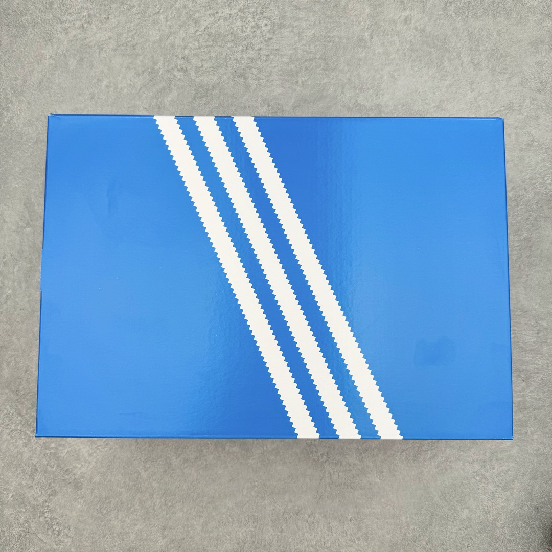 图片[22]-＃Lw纯原 AD adiFOM Ilinfnity Mule 003 穆勒风慵懒惬意防磨包头拖鞋 米白 IH0355 重金购入原鞋及原档案磨具生产指令开发 鞋头部位凹凸有致 横向大面积波浪纹理 Logo 凹凸明显 轮廓分明 描漆定位精准 公整无偏差不溢出 LOGO内侧钢印清晰工整 原厂磨具全鞋无多余毛边 同源公司EVA粒子环保塑料 原厂指令配方 无任何异味 弹性卡色均保持原鞋一致 匠心打造 鞋口弧度大小 鞋面色泽质感同步原鞋 LOGO内侧钢印清晰工整 中底部分带原厂钢印编号 原厂Ortholite欧斯莱鞋垫 区别掉渣海玻璃鞋垫 吸汗防臭的效果无法相提并论 原厂定制原标 同比ZP 符合人体设计 独家开发至48码 尺码：35 36 37 38 39 40 41 42 43 44 45 46 47 48-选品中心