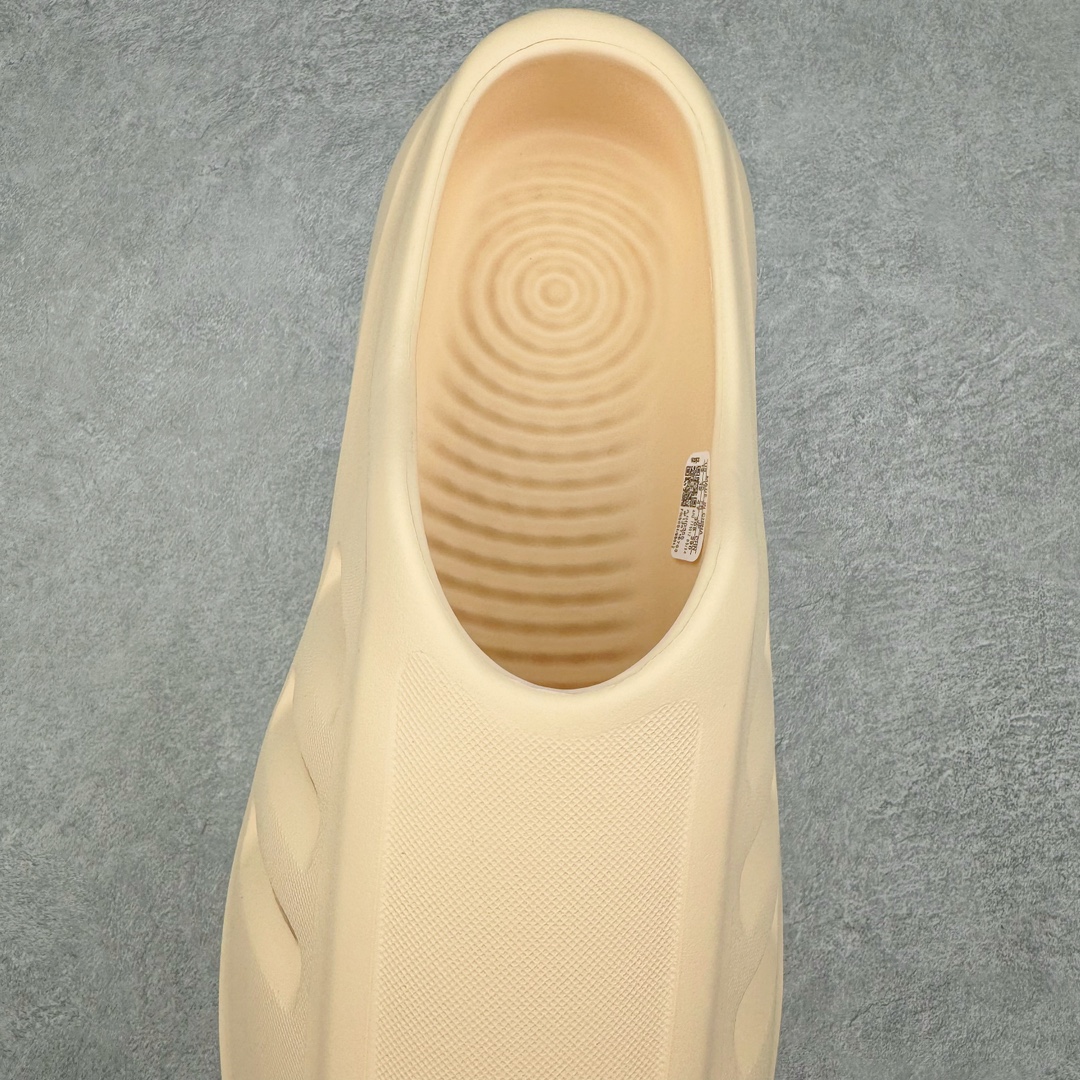 图片[5]-＃Lw纯原 AD adiFOM Ilinfnity Mule 003 穆勒风慵懒惬意防磨包头拖鞋 米白 IH0355 重金购入原鞋及原档案磨具生产指令开发 鞋头部位凹凸有致 横向大面积波浪纹理 Logo 凹凸明显 轮廓分明 描漆定位精准 公整无偏差不溢出 LOGO内侧钢印清晰工整 原厂磨具全鞋无多余毛边 同源公司EVA粒子环保塑料 原厂指令配方 无任何异味 弹性卡色均保持原鞋一致 匠心打造 鞋口弧度大小 鞋面色泽质感同步原鞋 LOGO内侧钢印清晰工整 中底部分带原厂钢印编号 原厂Ortholite欧斯莱鞋垫 区别掉渣海玻璃鞋垫 吸汗防臭的效果无法相提并论 原厂定制原标 同比ZP 符合人体设计 独家开发至48码 尺码：35 36 37 38 39 40 41 42 43 44 45 46 47 48-选品中心