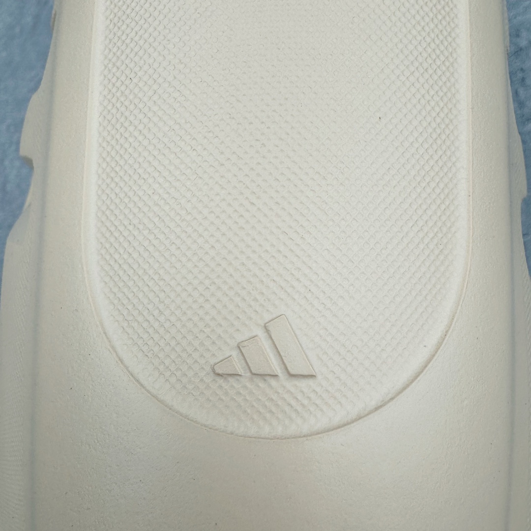 图片[16]-＃Lw纯原 AD adiFOM Ilinfnity Mule 003 穆勒风慵懒惬意防磨包头拖鞋 米白 IH0355 重金购入原鞋及原档案磨具生产指令开发 鞋头部位凹凸有致 横向大面积波浪纹理 Logo 凹凸明显 轮廓分明 描漆定位精准 公整无偏差不溢出 LOGO内侧钢印清晰工整 原厂磨具全鞋无多余毛边 同源公司EVA粒子环保塑料 原厂指令配方 无任何异味 弹性卡色均保持原鞋一致 匠心打造 鞋口弧度大小 鞋面色泽质感同步原鞋 LOGO内侧钢印清晰工整 中底部分带原厂钢印编号 原厂Ortholite欧斯莱鞋垫 区别掉渣海玻璃鞋垫 吸汗防臭的效果无法相提并论 原厂定制原标 同比ZP 符合人体设计 独家开发至48码 尺码：35 36 37 38 39 40 41 42 43 44 45 46 47 48-选品中心