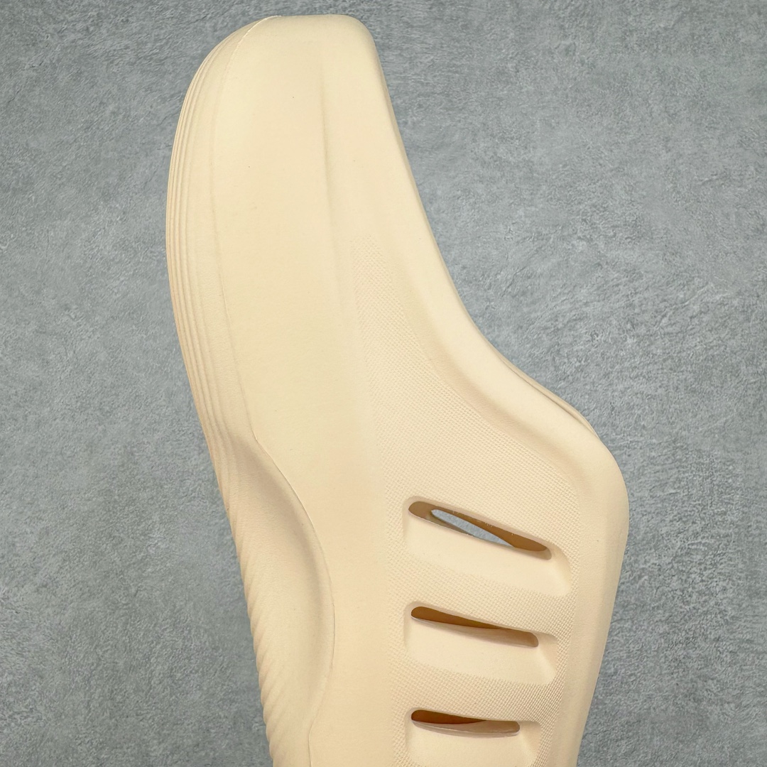 图片[6]-＃Lw纯原 AD adiFOM Ilinfnity Mule 003 穆勒风慵懒惬意防磨包头拖鞋 米白 IH0355 重金购入原鞋及原档案磨具生产指令开发 鞋头部位凹凸有致 横向大面积波浪纹理 Logo 凹凸明显 轮廓分明 描漆定位精准 公整无偏差不溢出 LOGO内侧钢印清晰工整 原厂磨具全鞋无多余毛边 同源公司EVA粒子环保塑料 原厂指令配方 无任何异味 弹性卡色均保持原鞋一致 匠心打造 鞋口弧度大小 鞋面色泽质感同步原鞋 LOGO内侧钢印清晰工整 中底部分带原厂钢印编号 原厂Ortholite欧斯莱鞋垫 区别掉渣海玻璃鞋垫 吸汗防臭的效果无法相提并论 原厂定制原标 同比ZP 符合人体设计 独家开发至48码 尺码：35 36 37 38 39 40 41 42 43 44 45 46 47 48-选品中心