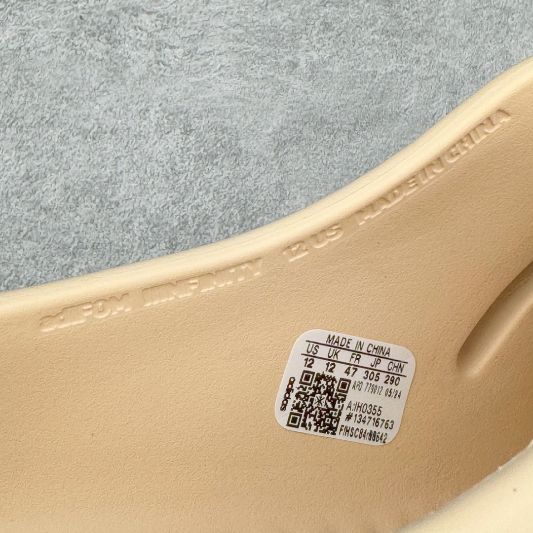 图片[14]-＃Lw纯原 AD adiFOM Ilinfnity Mule 003 穆勒风慵懒惬意防磨包头拖鞋 米白 IH0355 重金购入原鞋及原档案磨具生产指令开发 鞋头部位凹凸有致 横向大面积波浪纹理 Logo 凹凸明显 轮廓分明 描漆定位精准 公整无偏差不溢出 LOGO内侧钢印清晰工整 原厂磨具全鞋无多余毛边 同源公司EVA粒子环保塑料 原厂指令配方 无任何异味 弹性卡色均保持原鞋一致 匠心打造 鞋口弧度大小 鞋面色泽质感同步原鞋 LOGO内侧钢印清晰工整 中底部分带原厂钢印编号 原厂Ortholite欧斯莱鞋垫 区别掉渣海玻璃鞋垫 吸汗防臭的效果无法相提并论 原厂定制原标 同比ZP 符合人体设计 独家开发至48码 尺码：35 36 37 38 39 40 41 42 43 44 45 46 47 48-选品中心