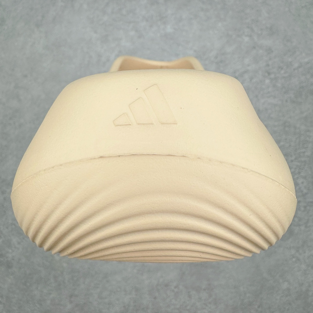 图片[8]-＃Lw纯原 AD adiFOM Ilinfnity Mule 003 穆勒风慵懒惬意防磨包头拖鞋 米白 IH0355 重金购入原鞋及原档案磨具生产指令开发 鞋头部位凹凸有致 横向大面积波浪纹理 Logo 凹凸明显 轮廓分明 描漆定位精准 公整无偏差不溢出 LOGO内侧钢印清晰工整 原厂磨具全鞋无多余毛边 同源公司EVA粒子环保塑料 原厂指令配方 无任何异味 弹性卡色均保持原鞋一致 匠心打造 鞋口弧度大小 鞋面色泽质感同步原鞋 LOGO内侧钢印清晰工整 中底部分带原厂钢印编号 原厂Ortholite欧斯莱鞋垫 区别掉渣海玻璃鞋垫 吸汗防臭的效果无法相提并论 原厂定制原标 同比ZP 符合人体设计 独家开发至48码 尺码：35 36 37 38 39 40 41 42 43 44 45 46 47 48-选品中心